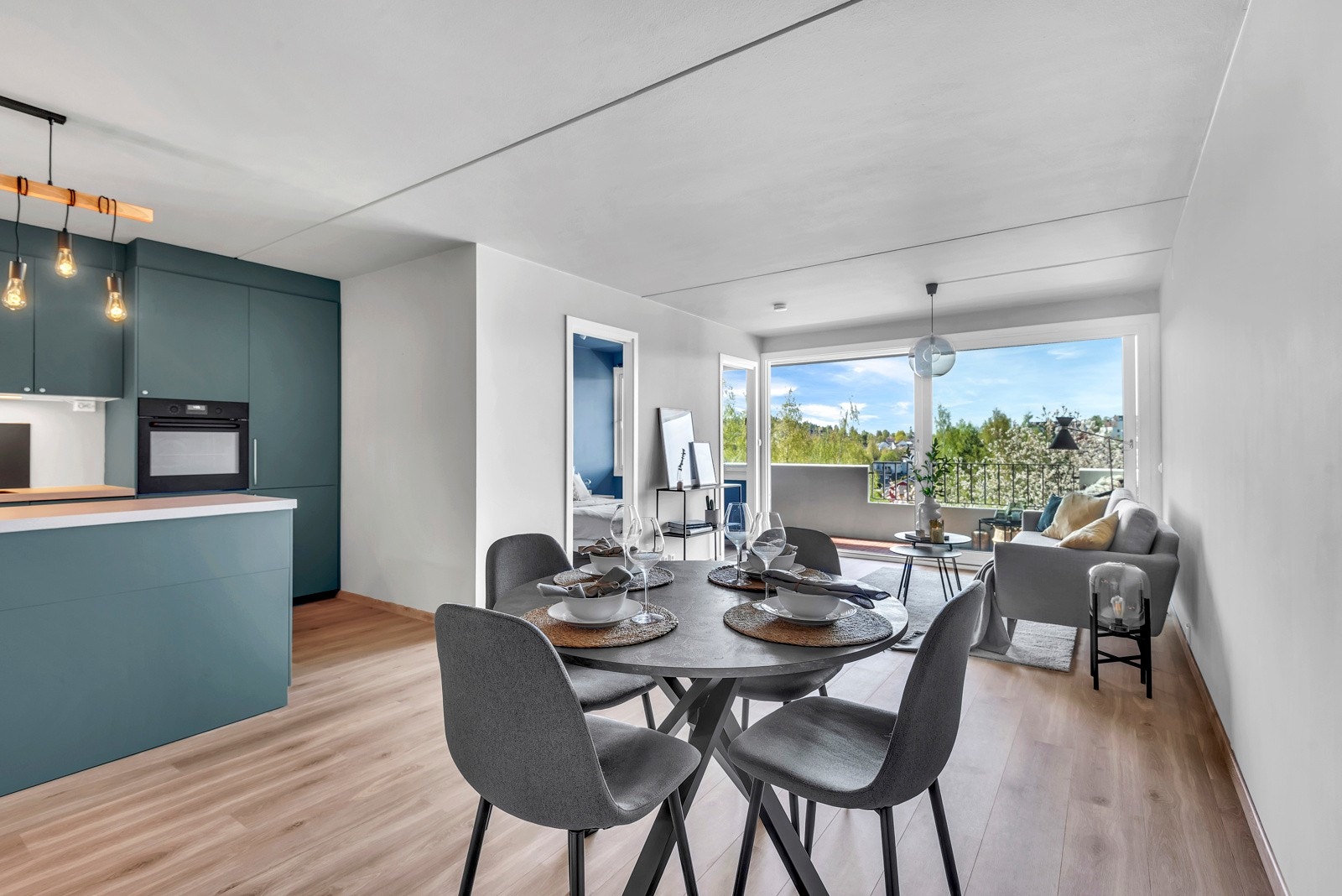 Kjøkkenet har en åpen løsning mot stue/spisestue Galleribilde