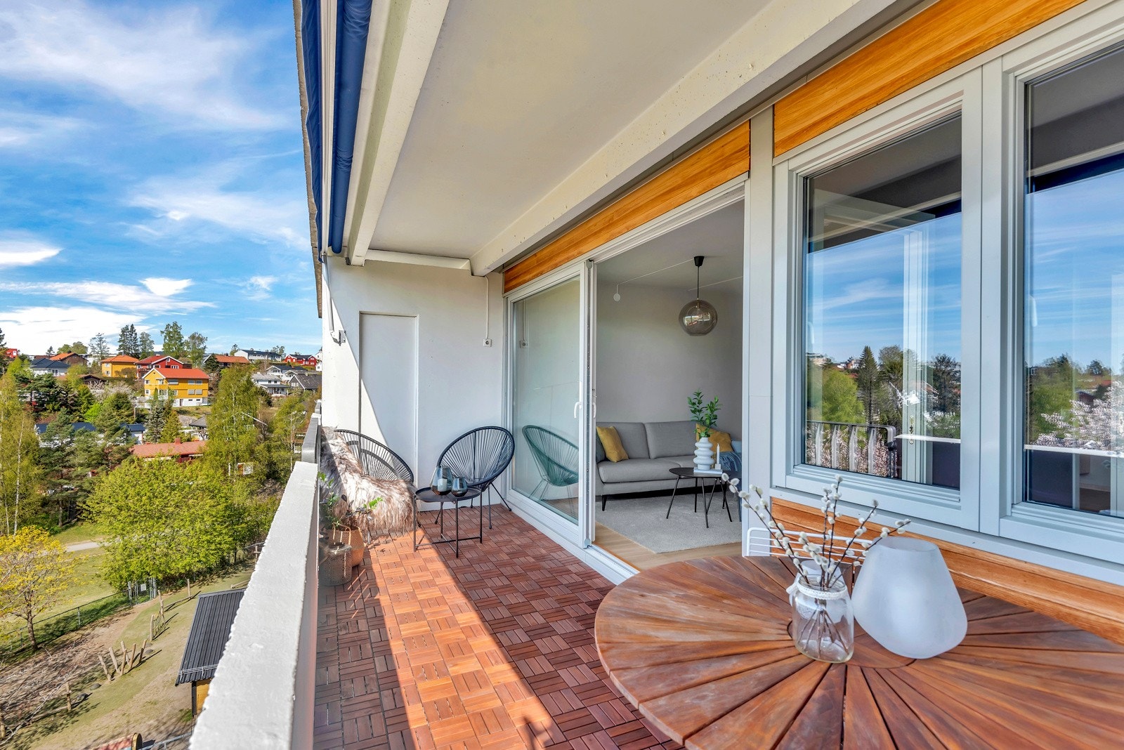 Leiligheten har en stor sydvestvendt balkong som byr på gode solforhold Galleribilde