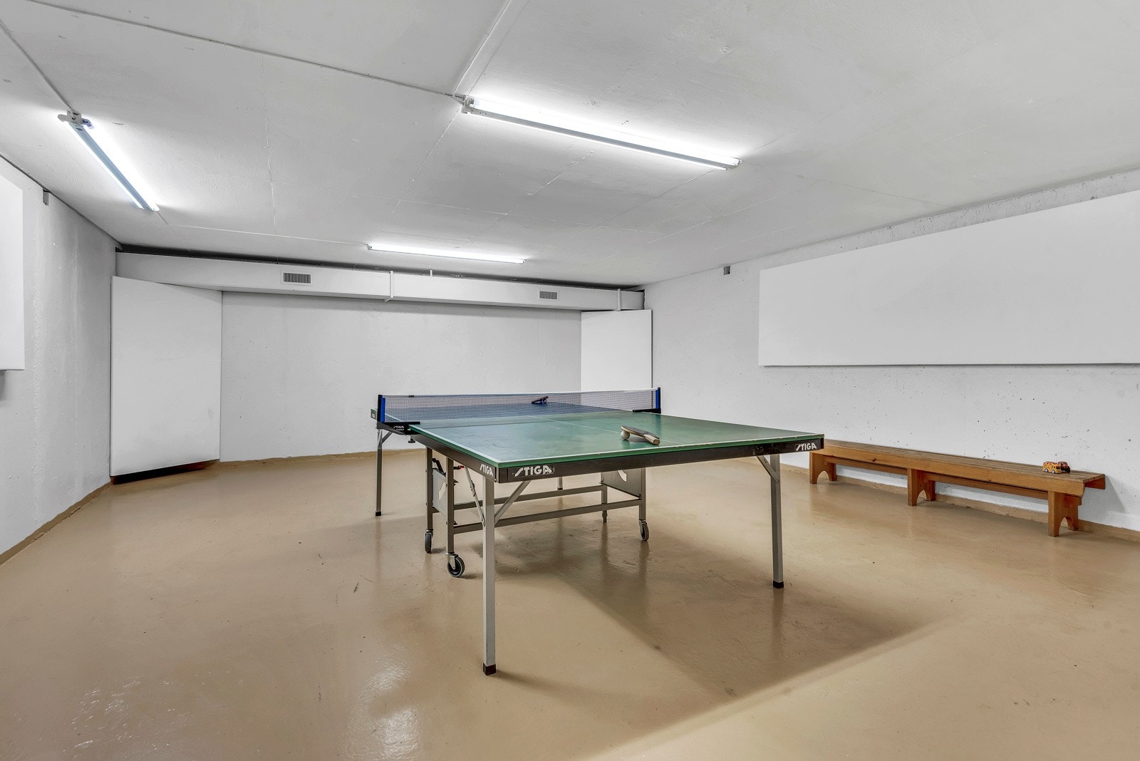 Det er hyggelig fellesområder både ute og inne - Her kan man for eksempel spille bordtennis Galleribilde