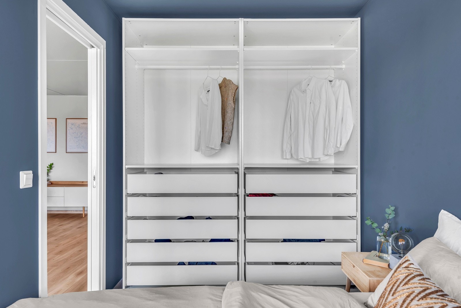 Praktisk garderobeløsning på soverommet Galleribilde