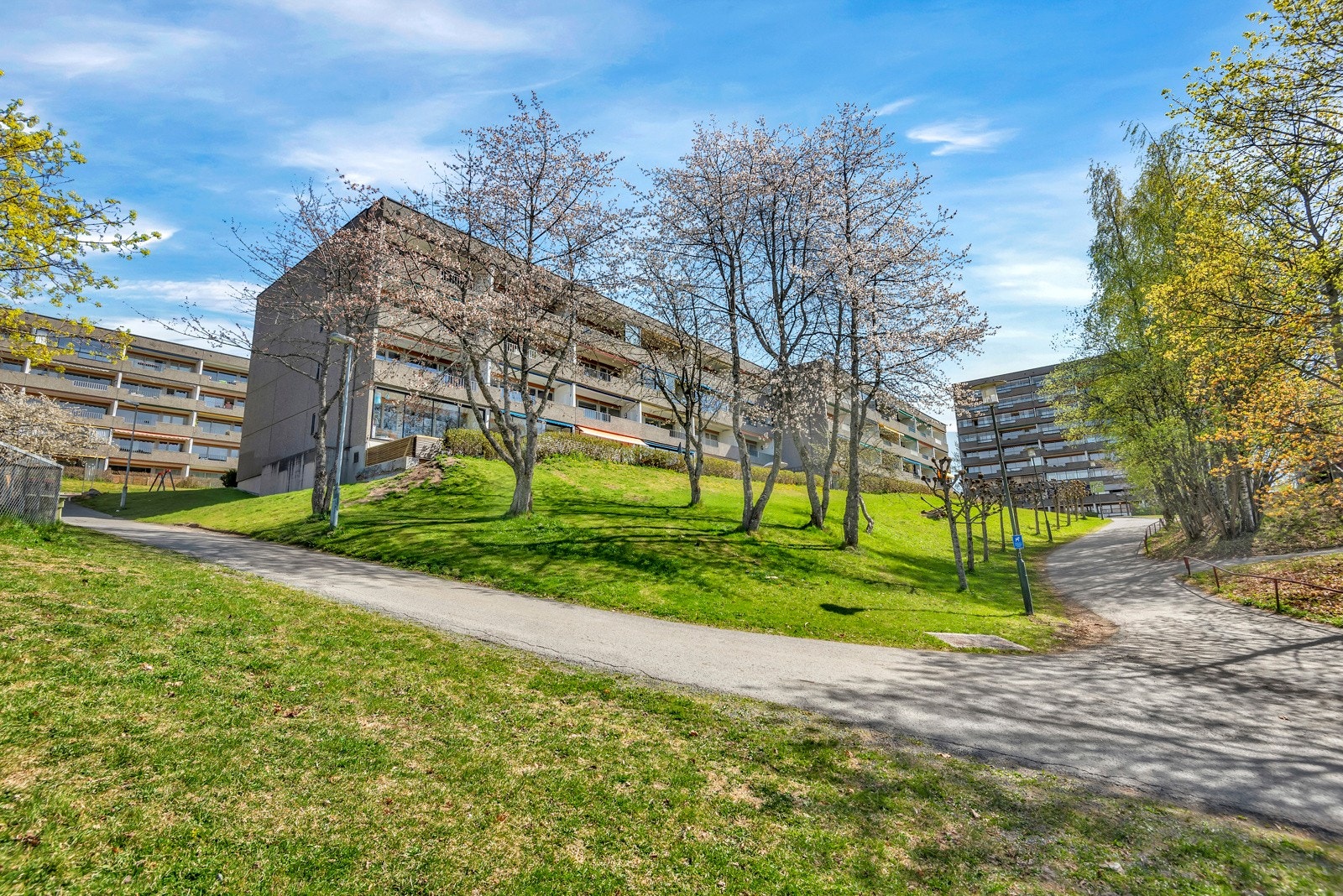 Boligen er beliggende i et sentralt og naturskjønt område på Hovseter/Røa Galleribilde