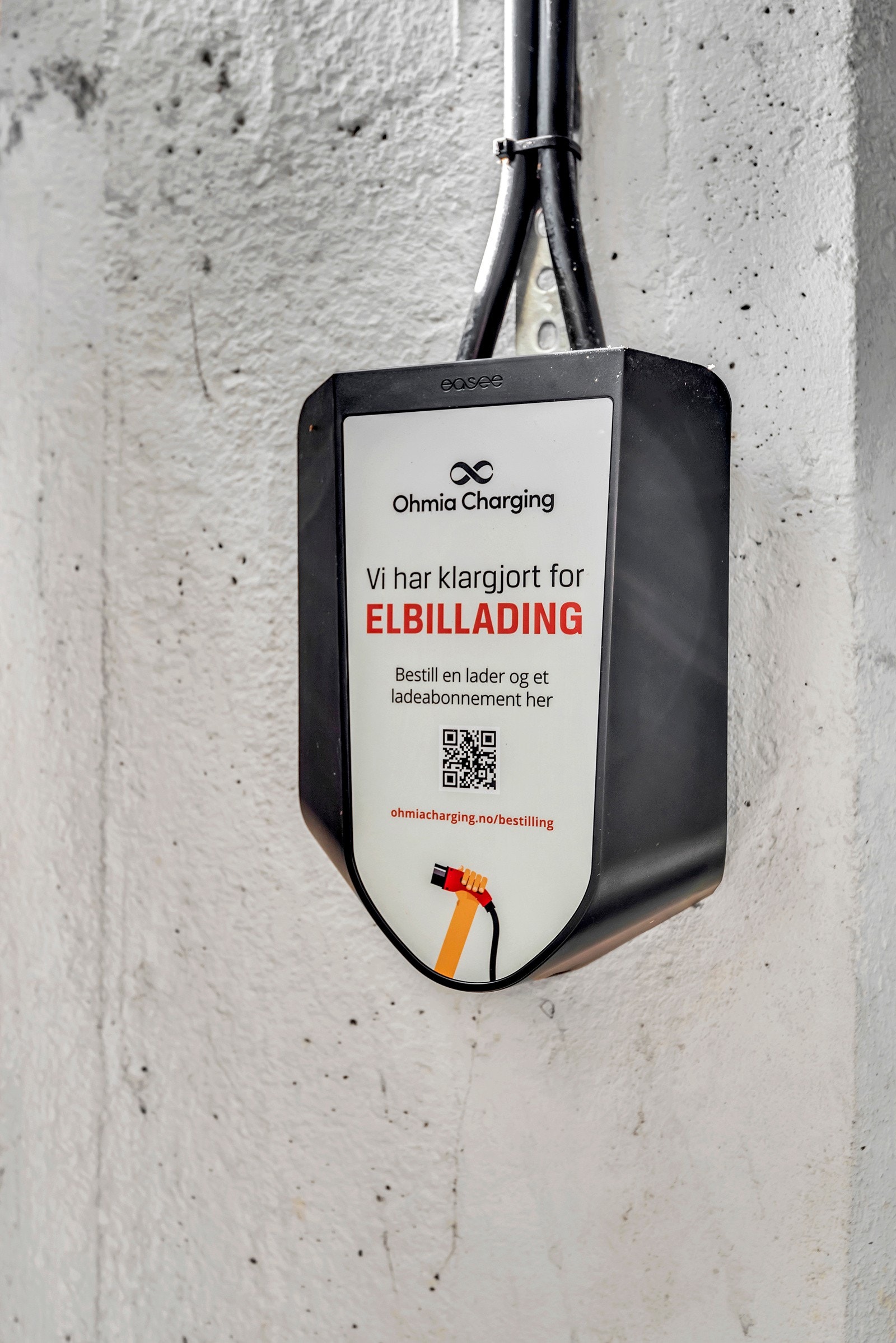 Garasjeplassen har elbil lader Galleribilde
