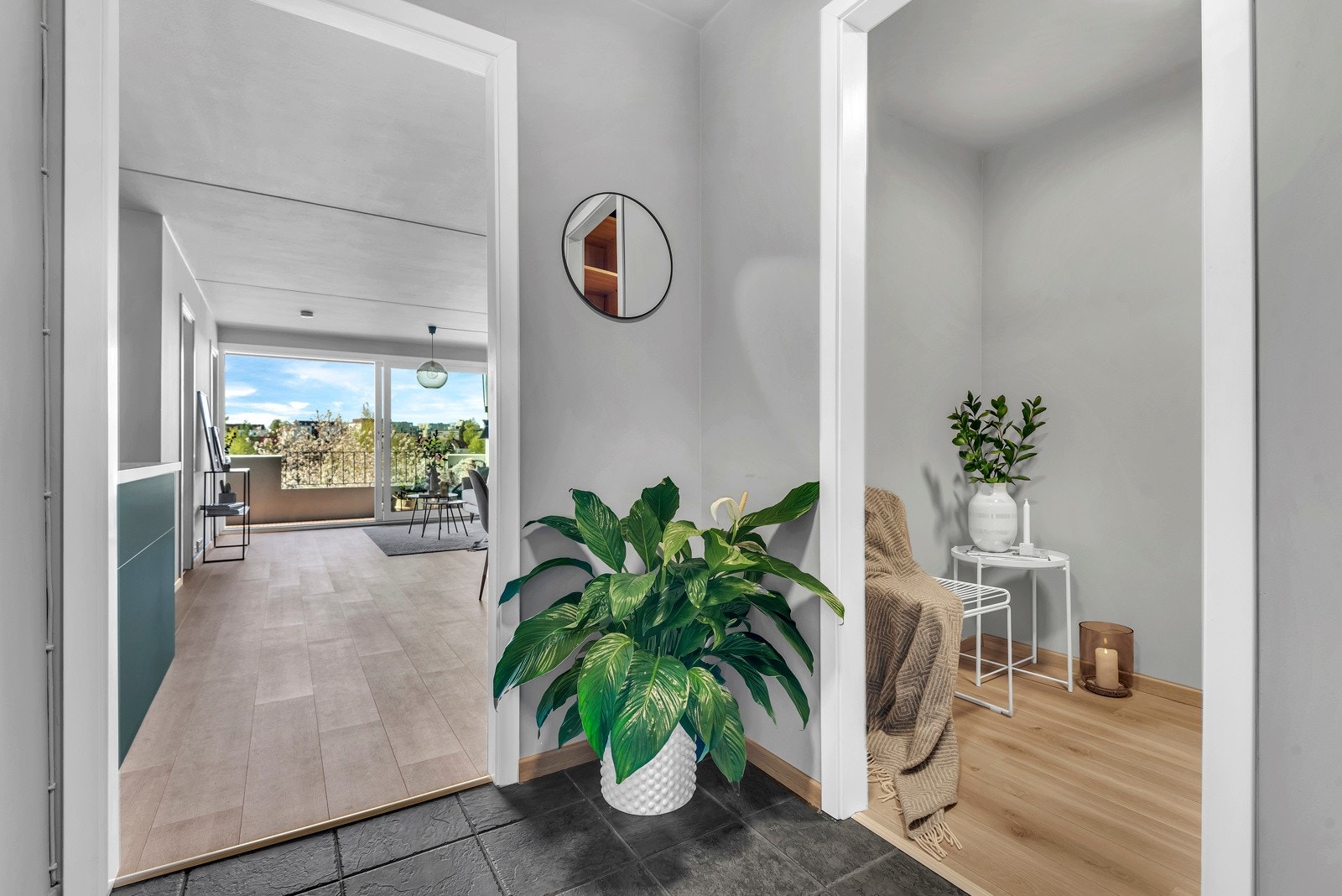 Hyggelig og romslig inngangsparti med direkte adgang til kjøkken/stue, omkledningsrom og bad Galleribilde