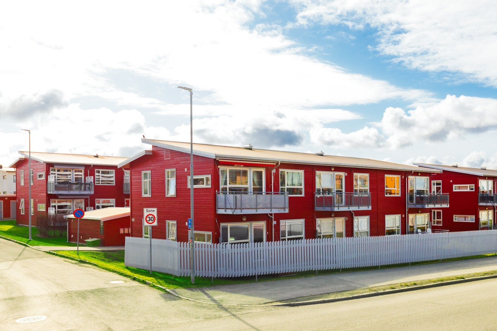Samsolgt by DNB Eiendom har gleden av å presentere Movollen 1D! En flott og praktisk 3-roms leilighet med fin beliggenhet i feltet (endebeliggenhet). Galleribilde