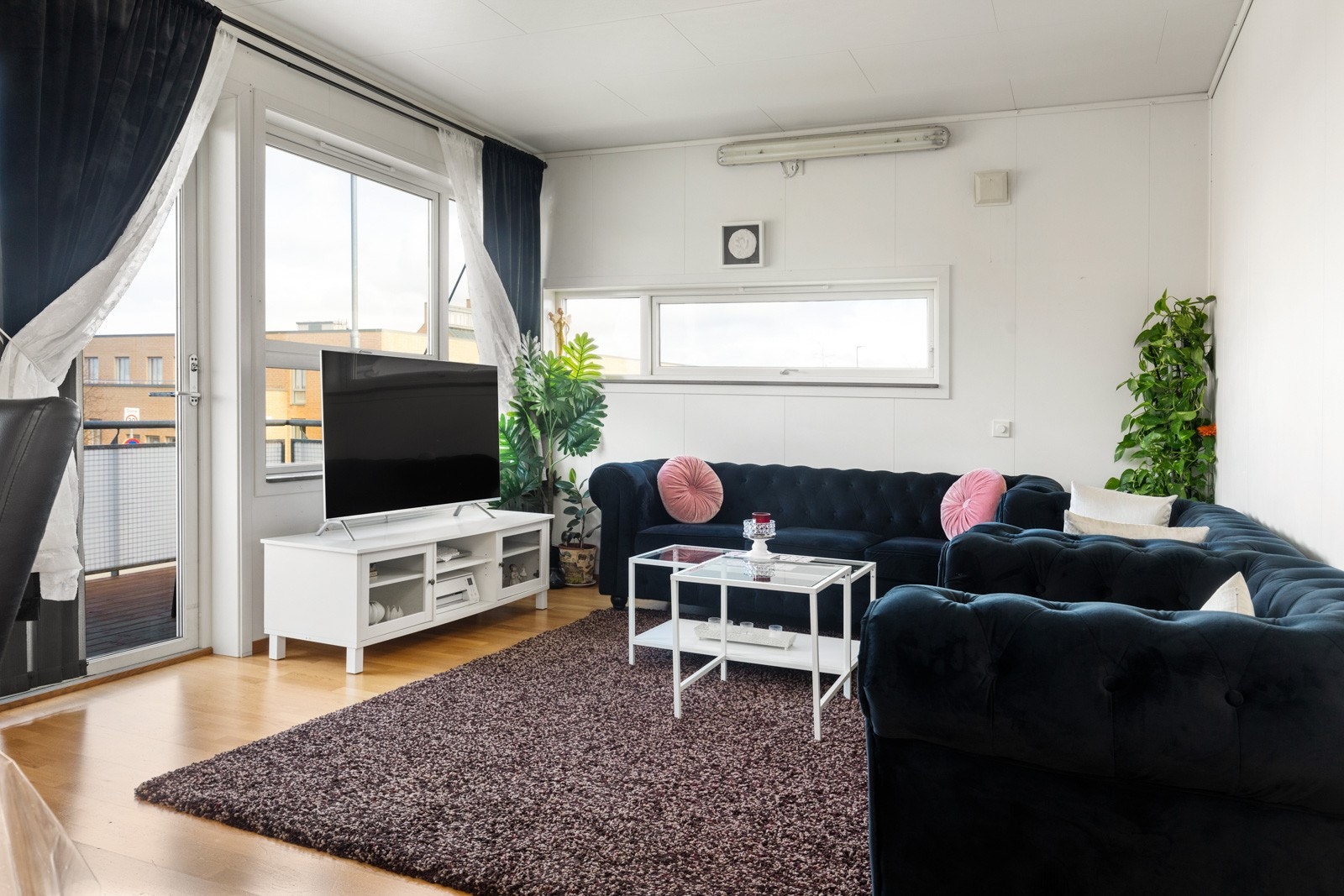 Stue med store vindusflater som gir rikelig innslipp av dagslys. Galleribilde