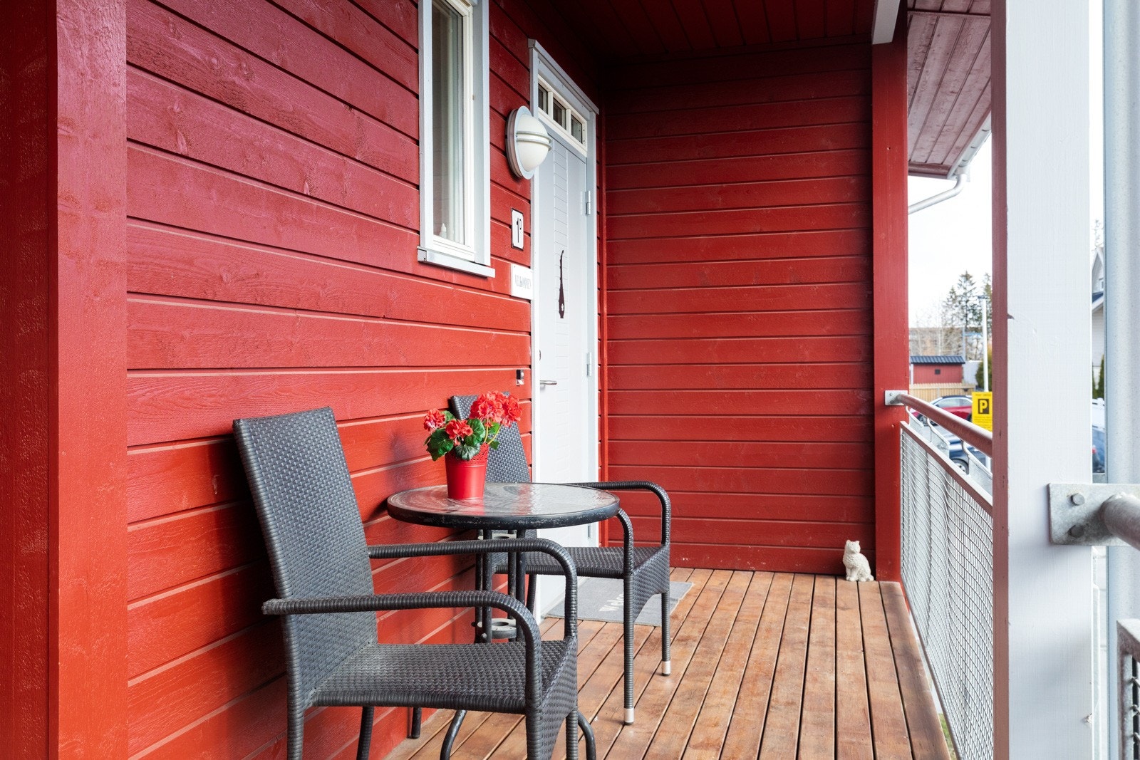 Fin uteplass ved inngangspartiet med morgensol. Galleribilde