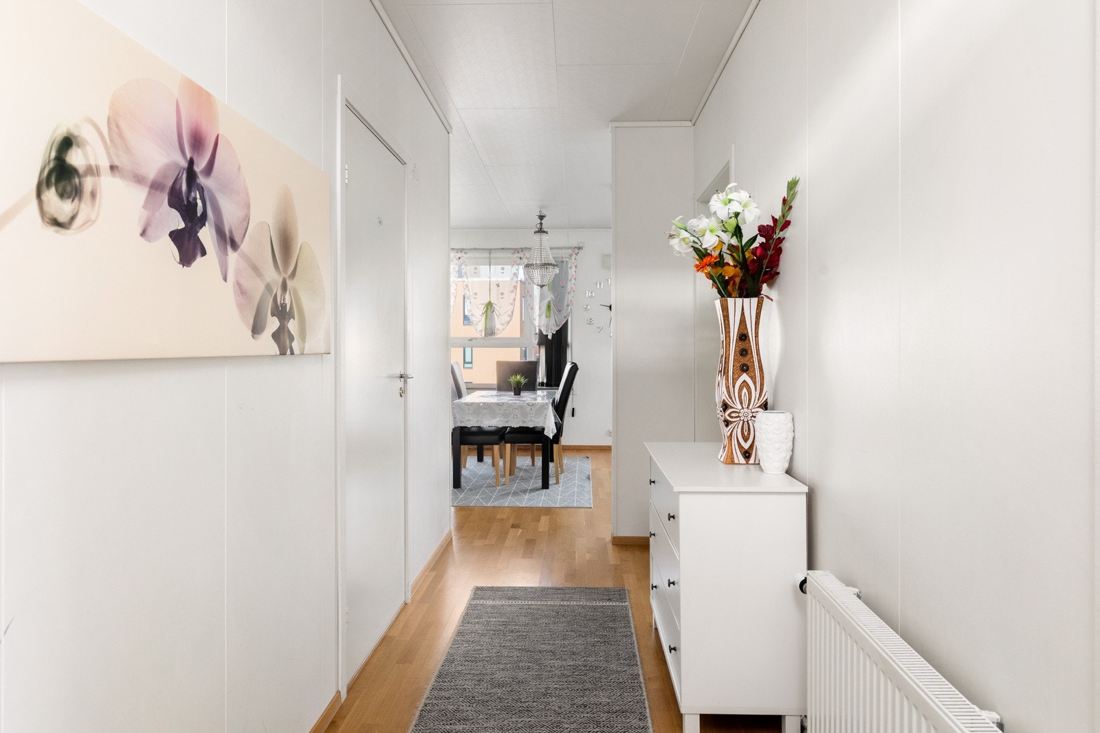Felleskostnadene inkluderer bla; Kommunale avgifter, varmtvann/tappevann, oppvarming via fjernvarmeanlegg, felles husforsikring m.m Galleribilde