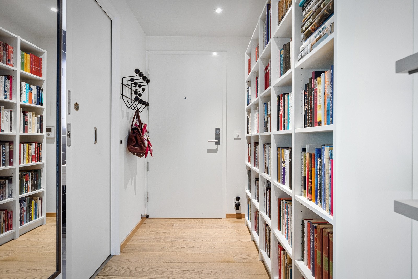 Via heisadkomst direkte til leilighetsplan kommer man inn i en lys og flott entré. Rommet har downlightsbelysning, enstavs eikeparkett, samt glatte, lysmalte veggflater og himling. Galleribilde