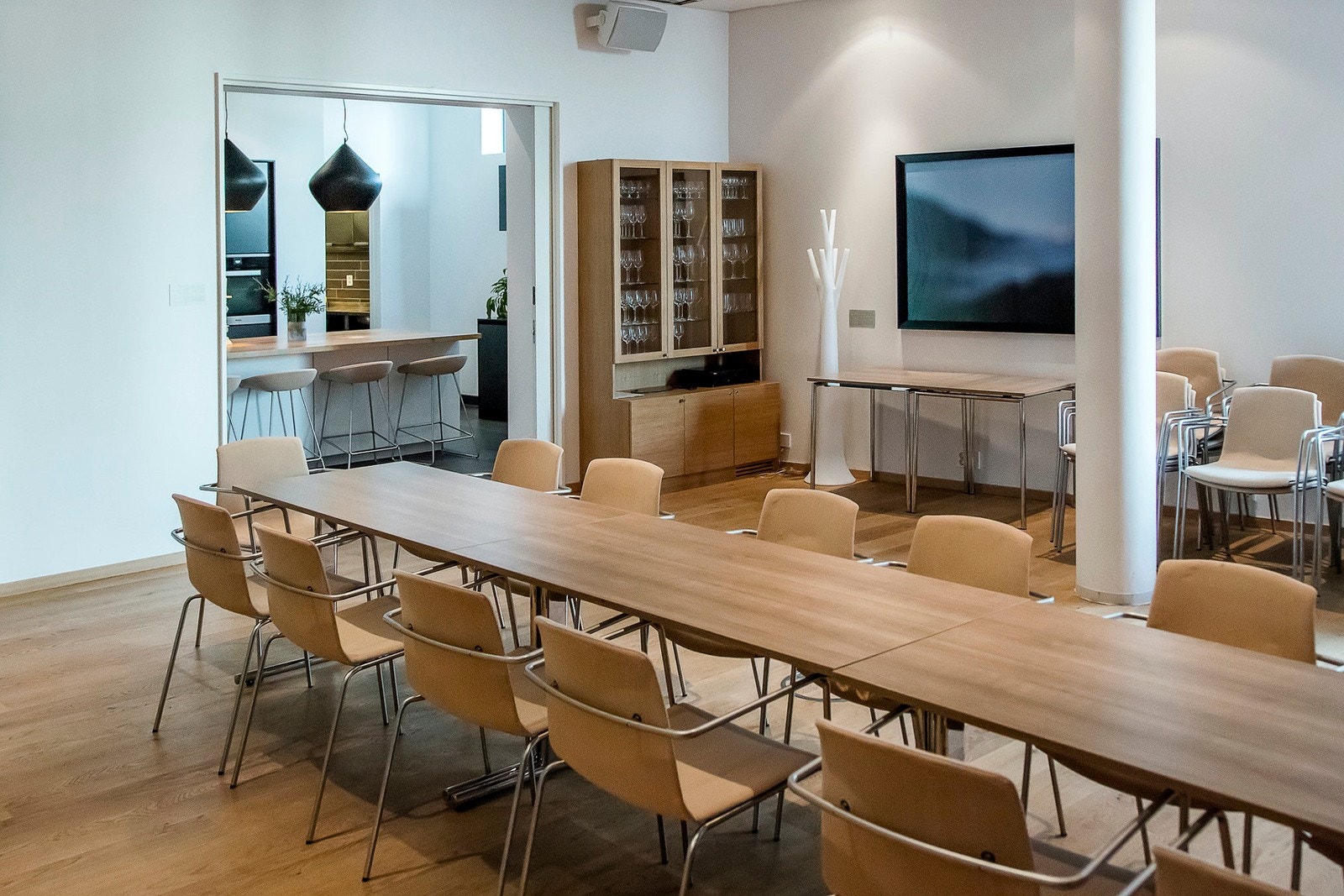 Selskapsrommet i Pluss senteret, som er sameiets private felleslokale. Her serveres faste middager, vaffeldag, nabosammenkomster og arrangementer som gir et unikt nabofellesskap. Galleribilde