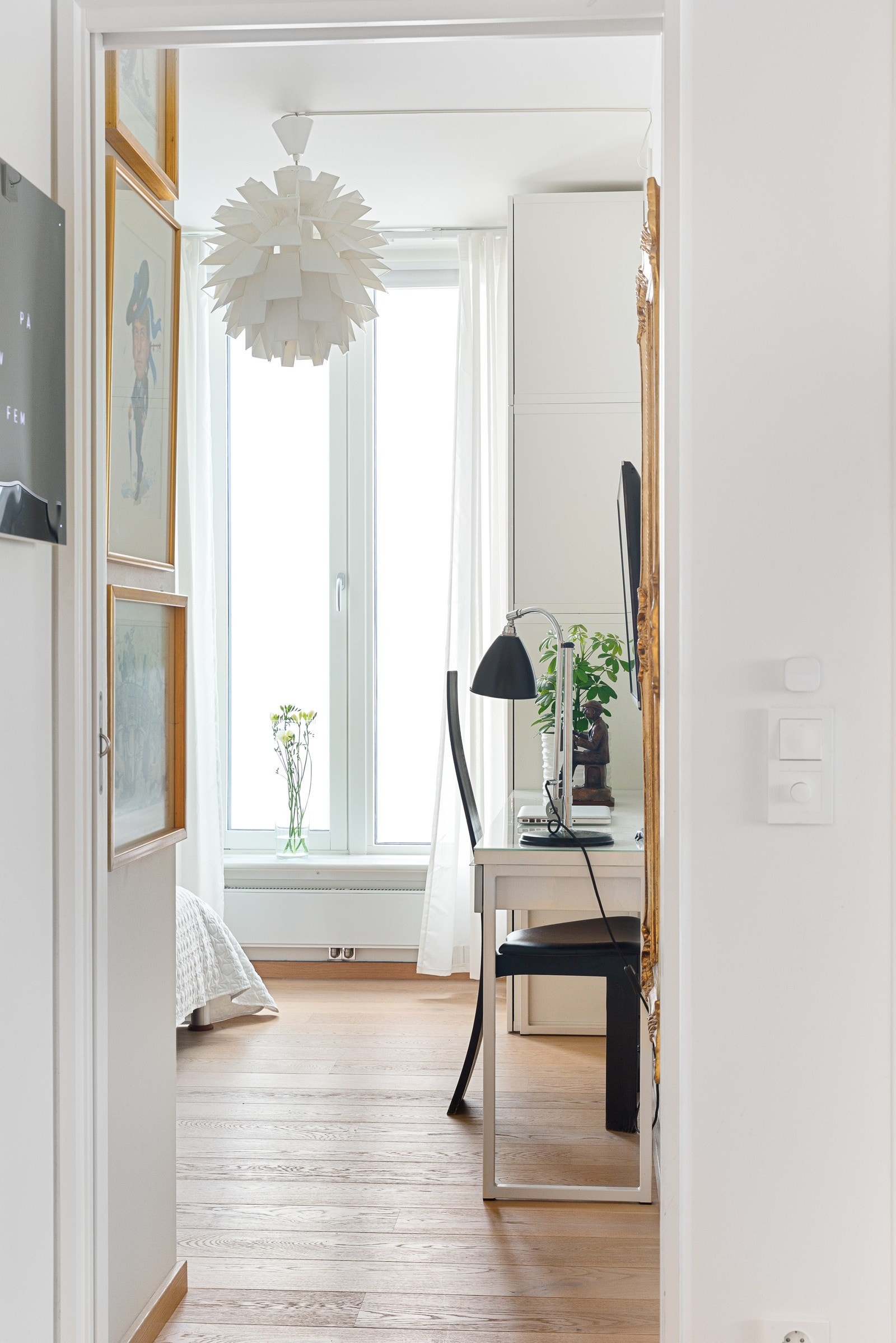 Leiligheten har et romslig soverom med god plass til dobbeltseng, nattbord og kontorplass. Galleribilde