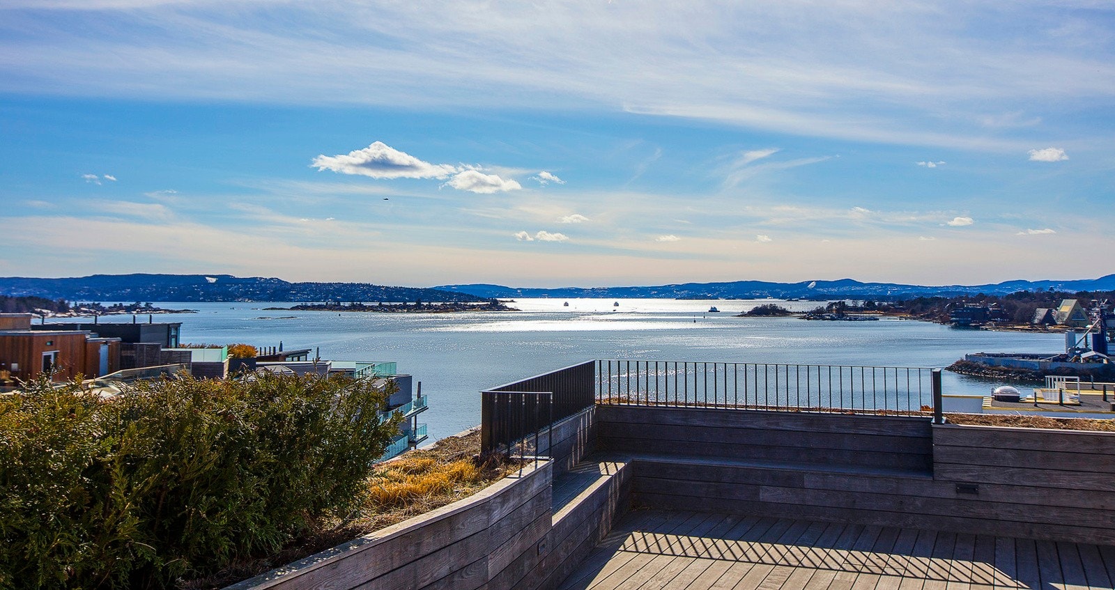 Sameiet har en felles takterrasse med sol hele dagen og 360 graders utsikt over fjorden og byen. Takterrassen har solsenger, møblement med bord og flott beplantning. Galleribilde