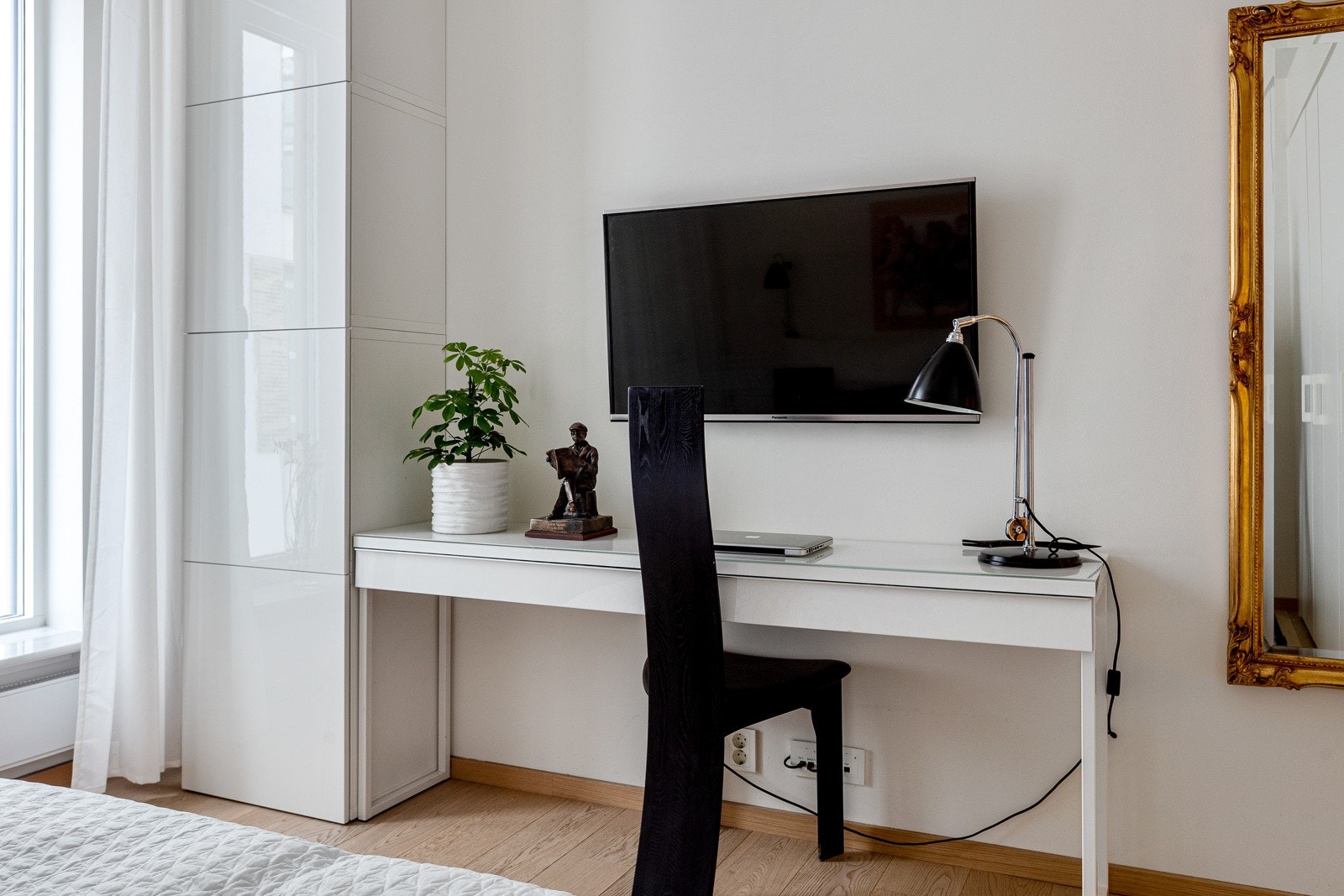 Det er plass til en liten kontorplass langs den ene veggen på soverommet. Galleribilde