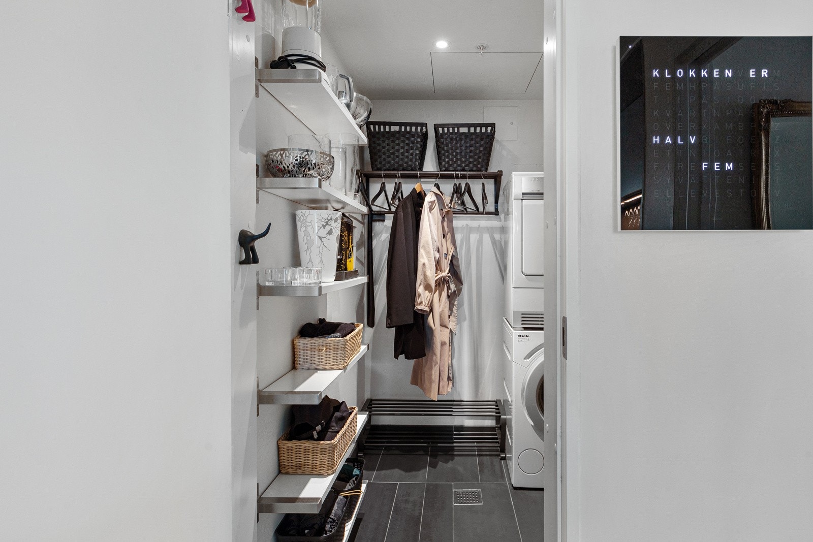 Vaskerommet er også brukt som grovkjøkken og garderobe. Galleribilde