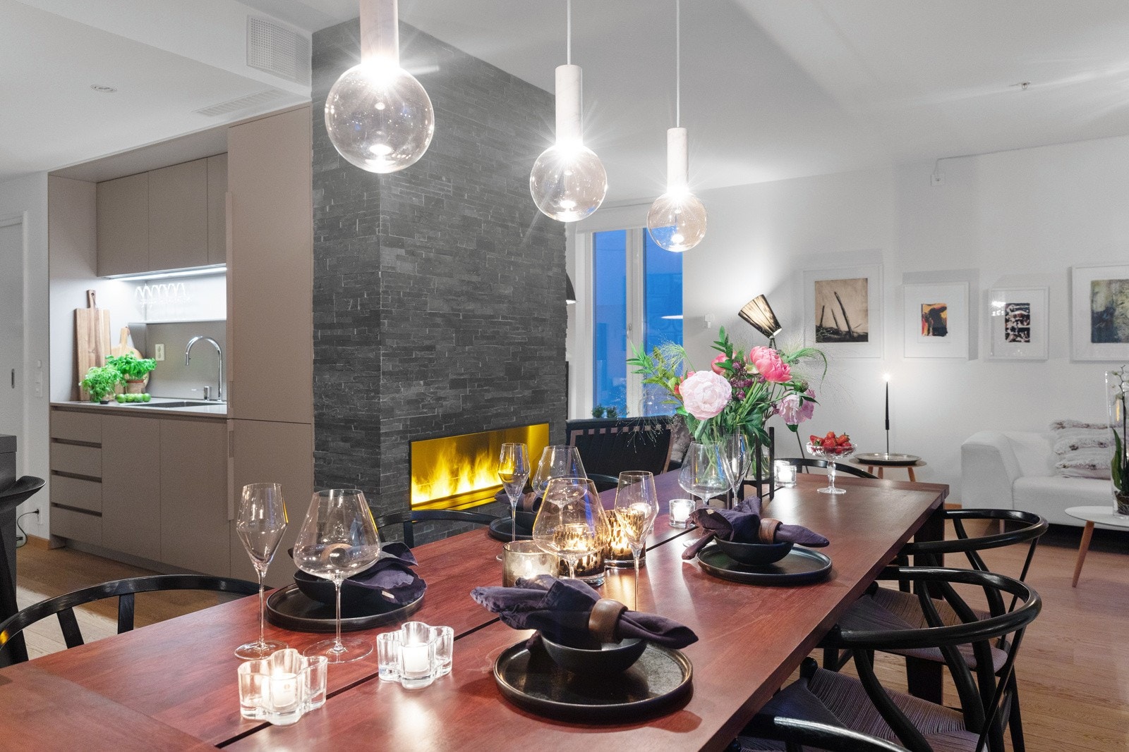 Mellom stuen og spisestuedelen er det en skiferpeis med innsats fra Magic Fire, som er en elektrisk og vannbåren peis med fjernkontroll. Galleribilde