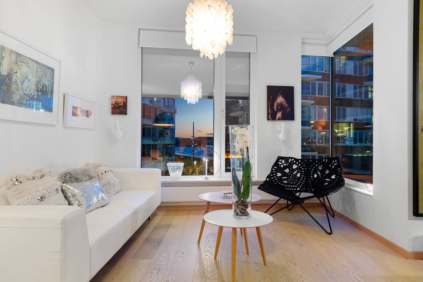 Stuen har en fin plassering i den ene delen av rommet, med plass til møblement og panorama sjøutsikt fra sofakroken. Galleribilde