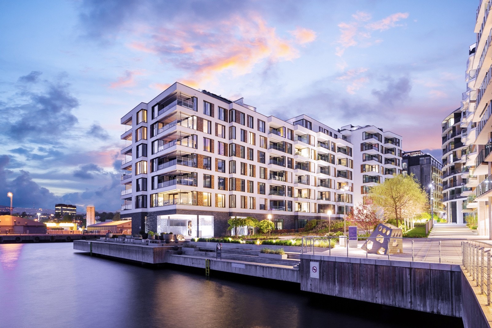Sameiet Fru Kroghs Brygge med sin prisnominerte arkitektur, er et signalbygg på Tjuvholmen. Galleribilde