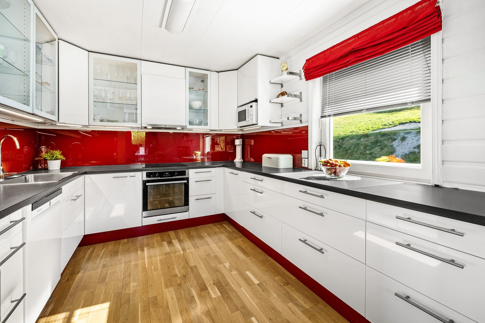 Moderne kjøkken, renovert i 2012/13 Galleribilde