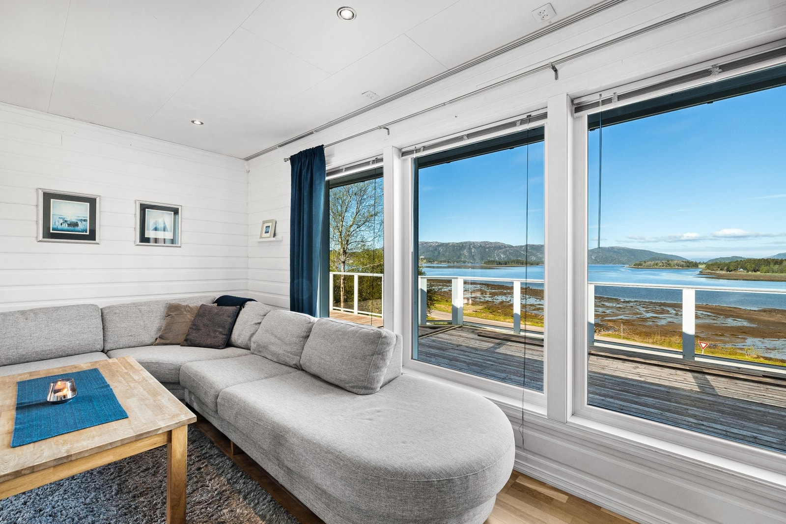 Store vindusfelt som fremhever den fine utsikten Galleribilde