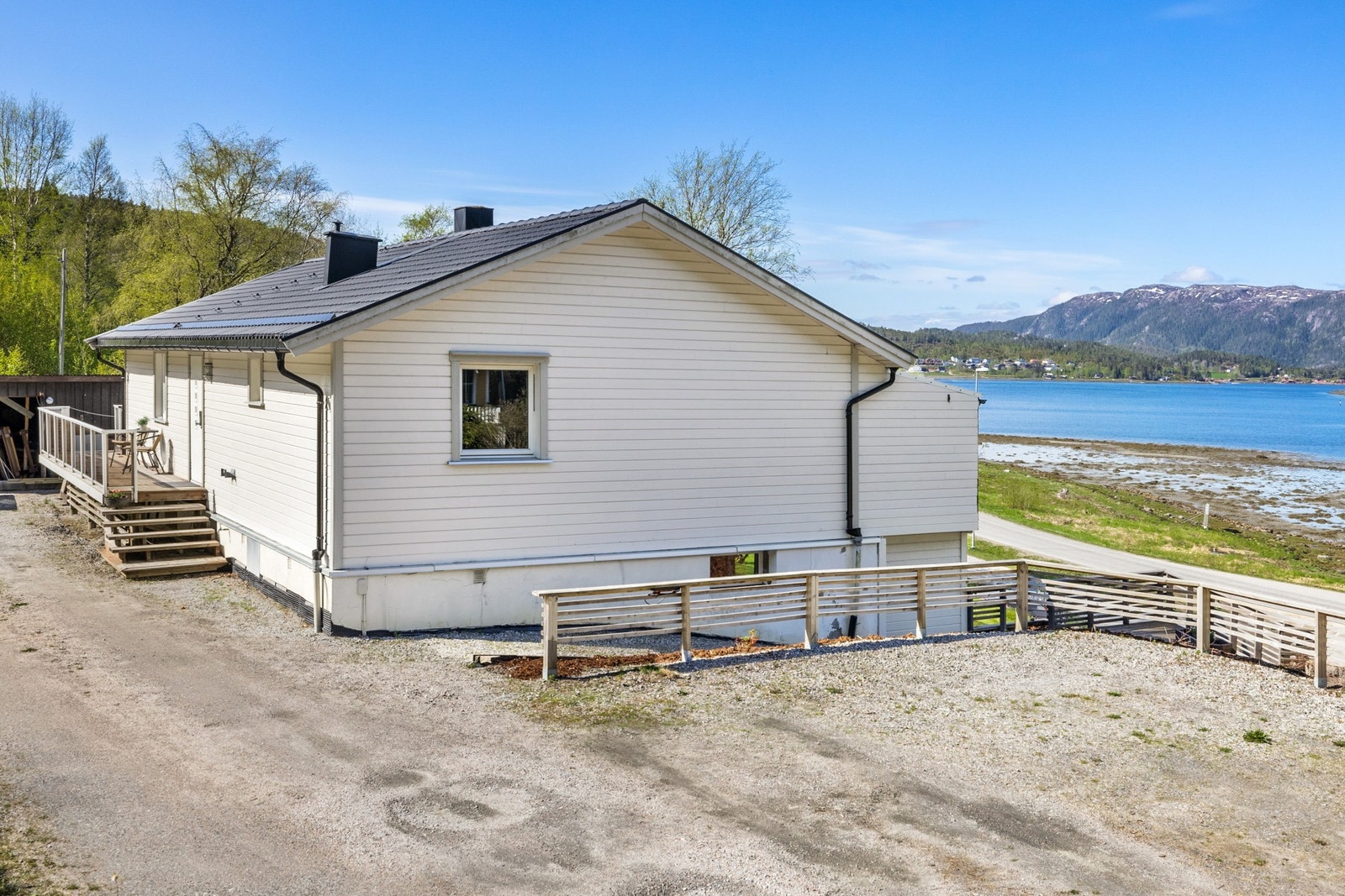 Eiendommen ligger vestvendt til på Alhussann i Vemmundvik, med flott sjøutsikt Galleribilde