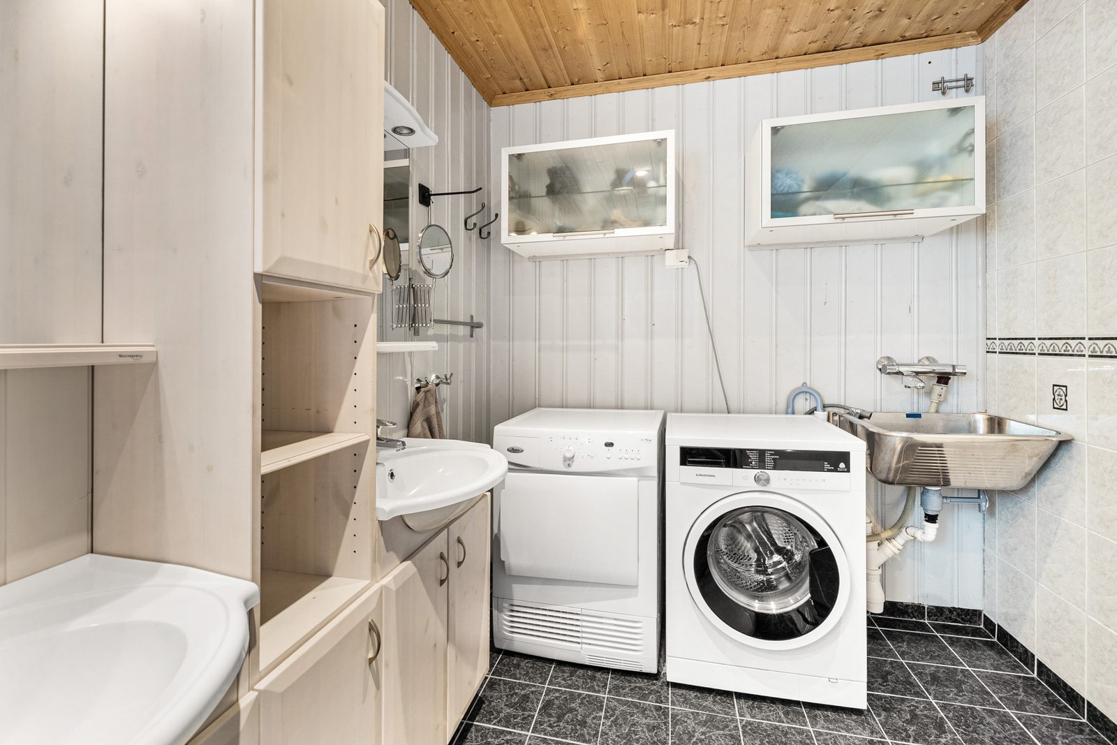 Rommet er kombinert bad- og vaskerom Galleribilde