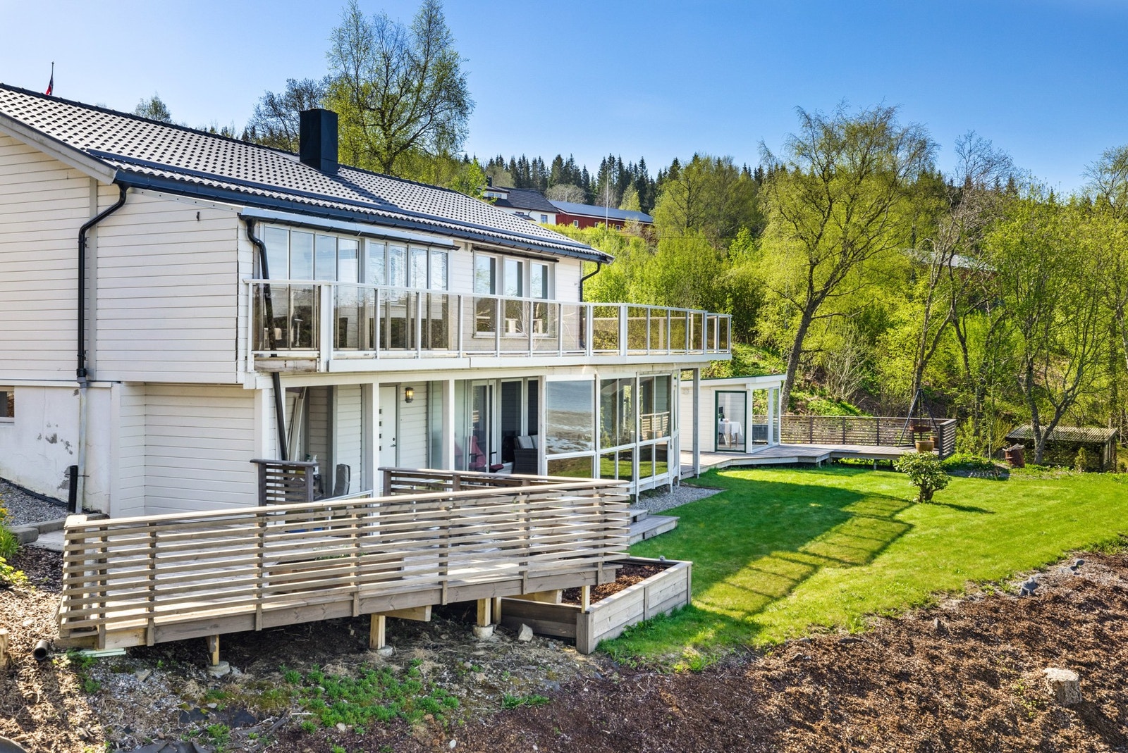 Planert og pent opparbeidet hage og plen Galleribilde