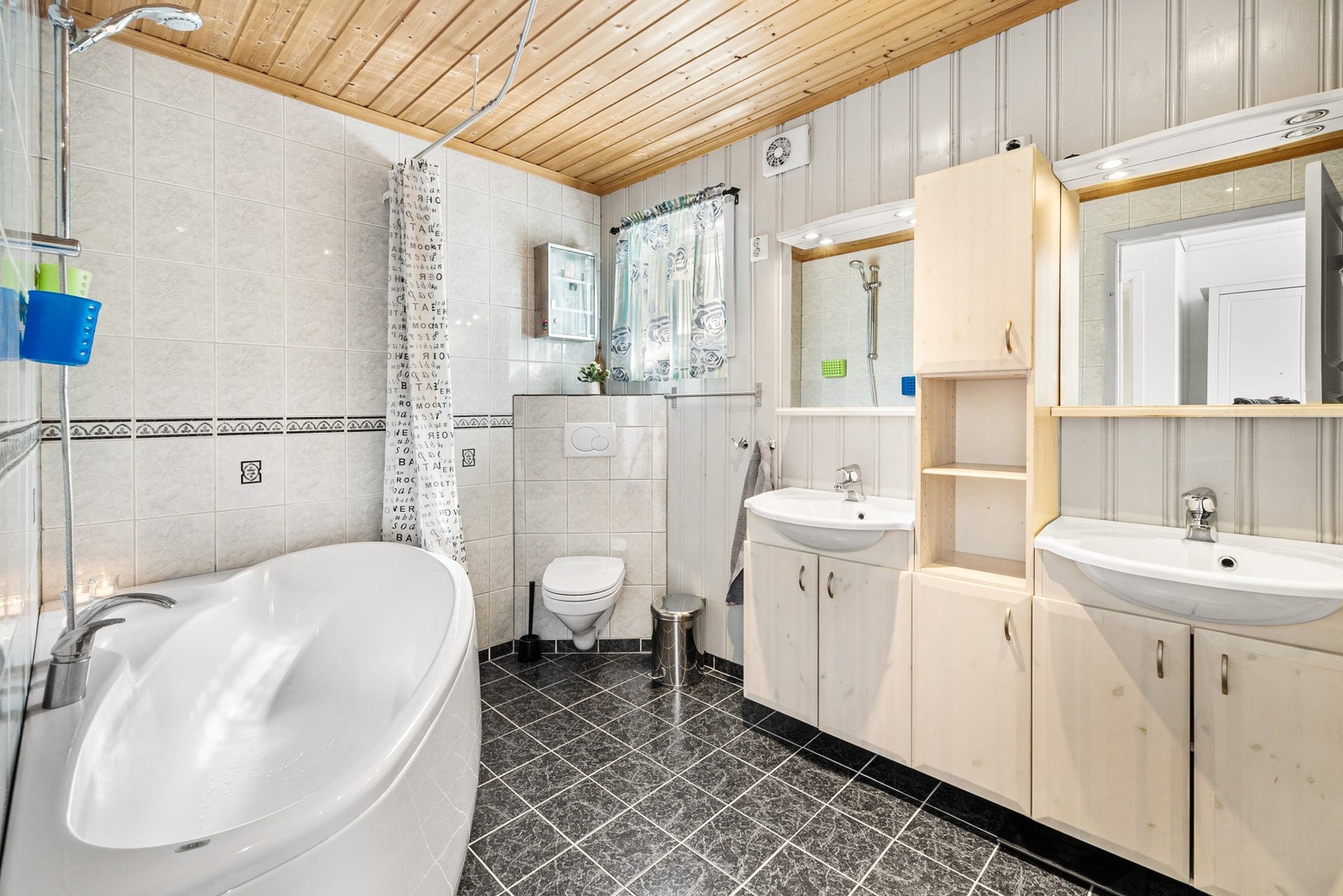 Romslig baderom, renovert i 2005 Galleribilde