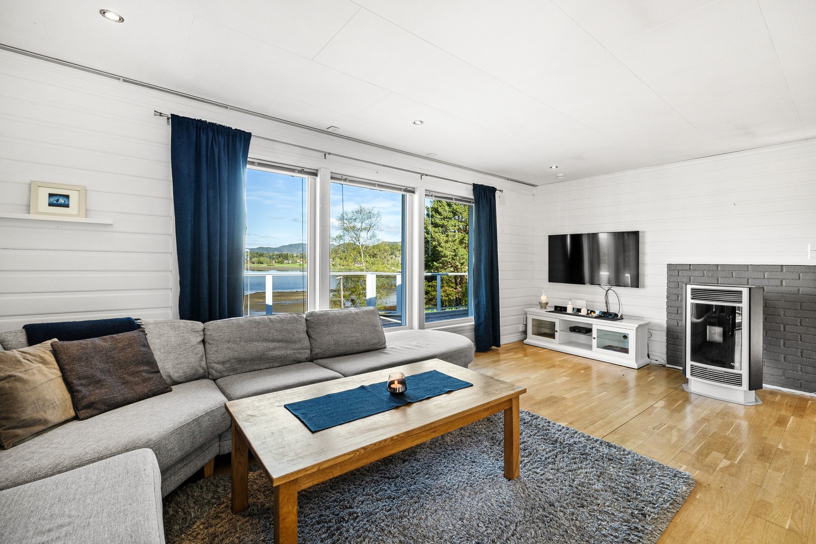 Hovedplanet består av gang, kjøkken, stue, bad/vaskerom og 3 soverom Galleribilde