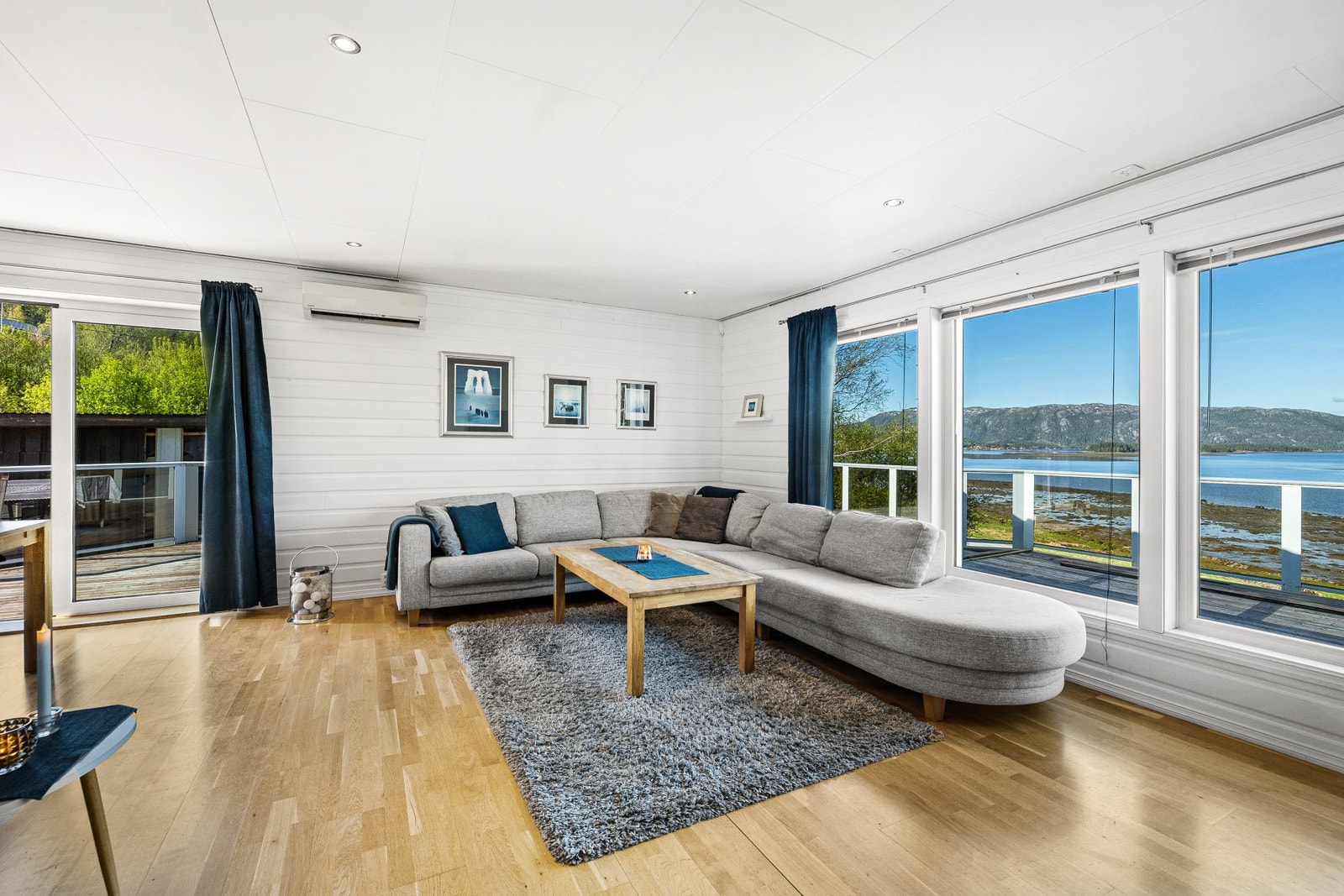 2-fløyet balkongdør av aluminium med 3-lags glass som leder ut til stor balkong Galleribilde