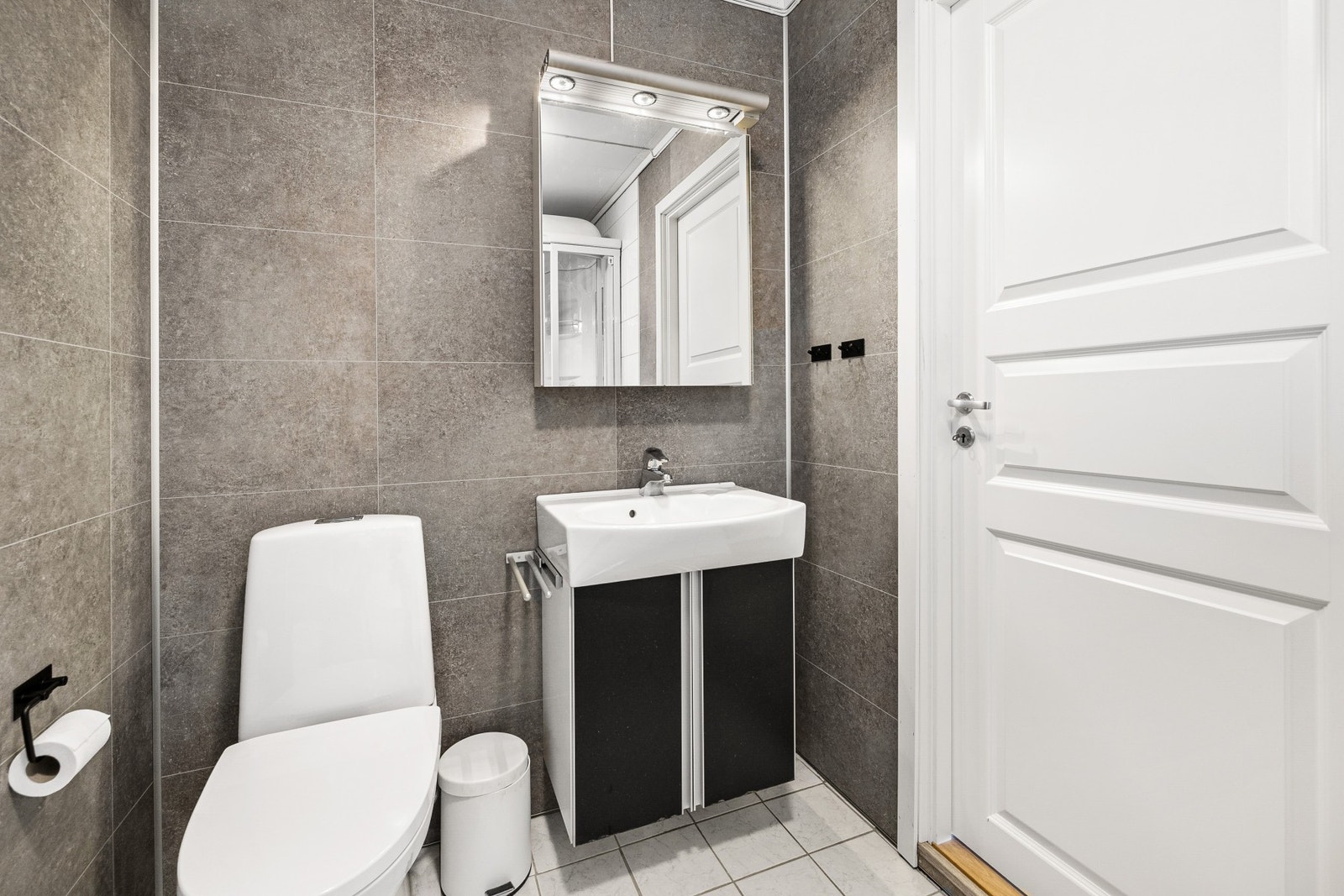 Flislagt gulv og vegger med flis og baderomsplater Galleribilde