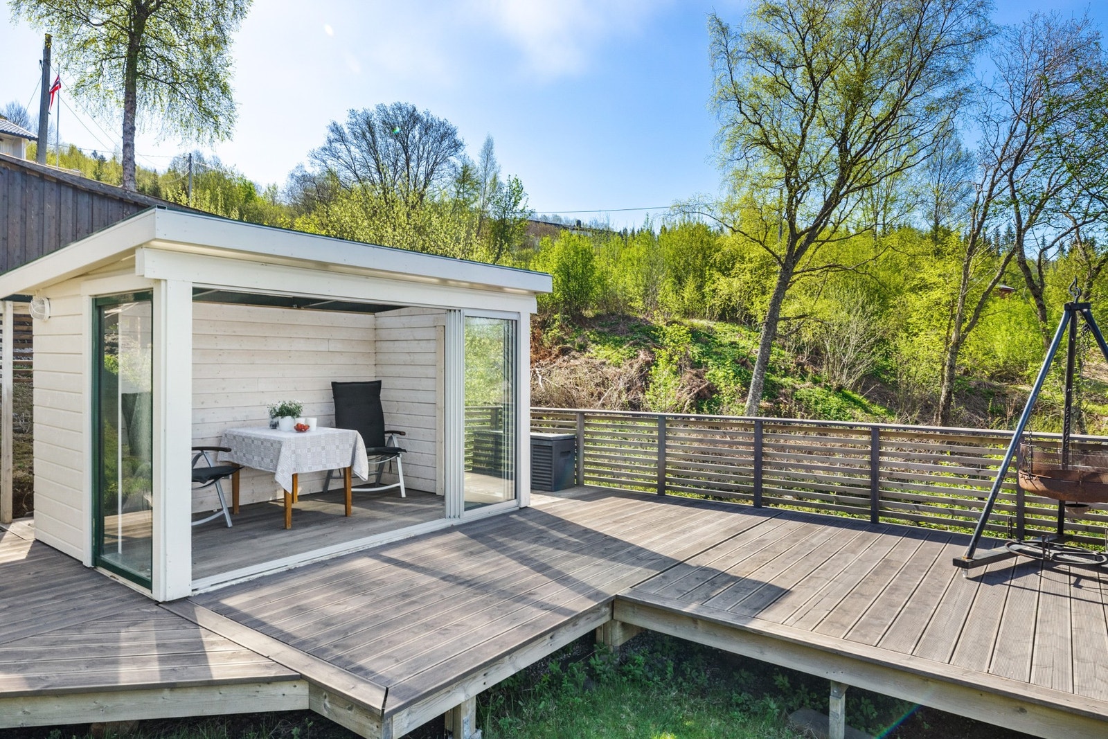 Utvendig platt og grillhus, oppført i 2020 Galleribilde