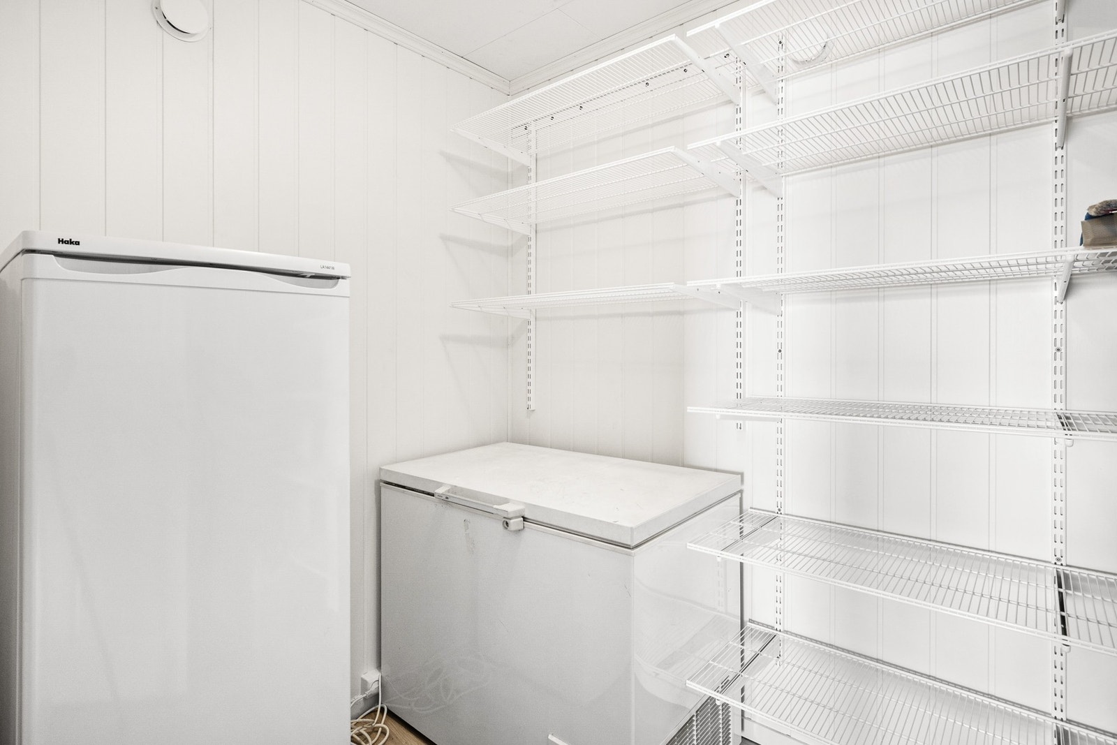 Det er to boder i underetasjen Galleribilde