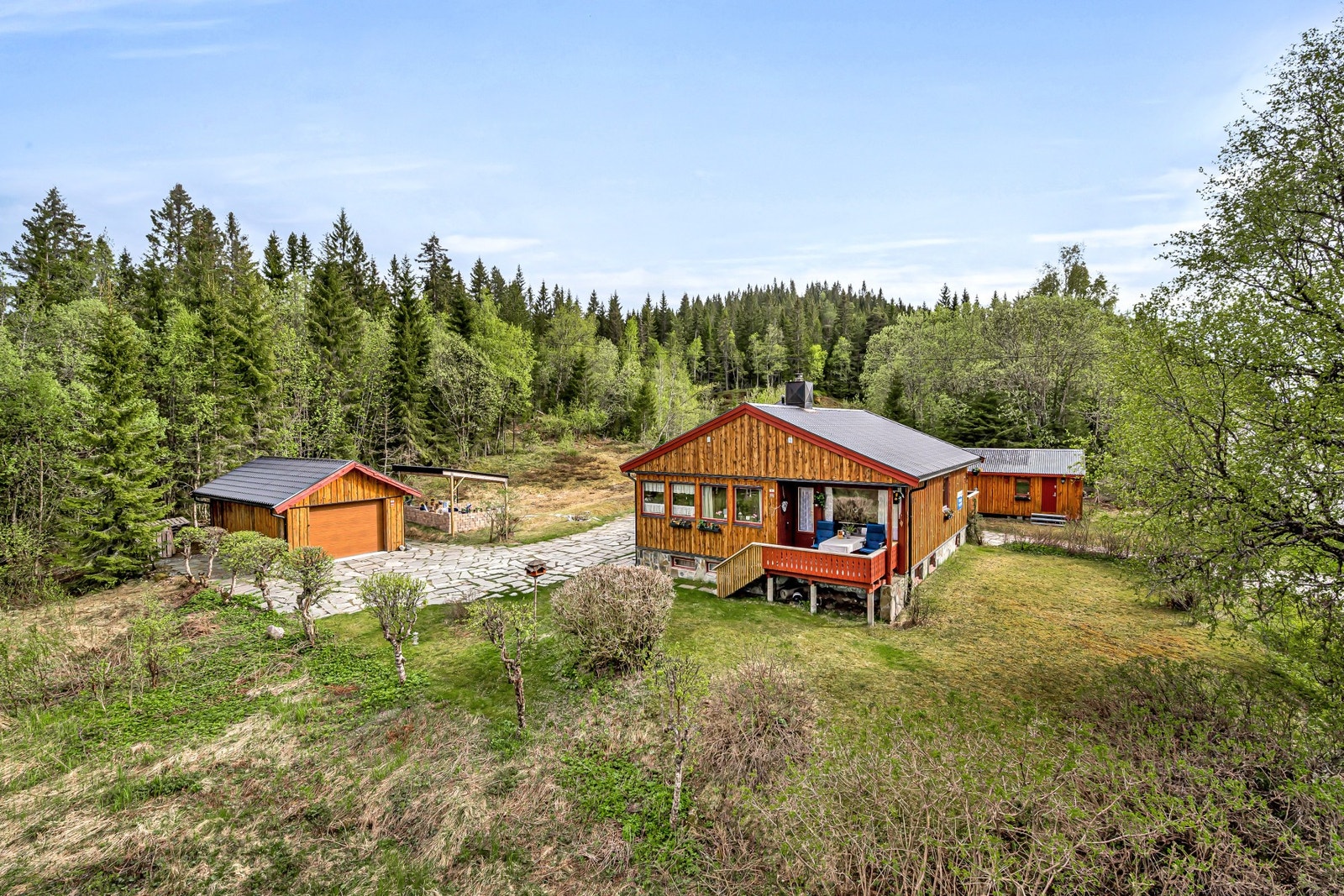 Stor og idyllisk tomt på 1,3 mål som er ypperlig å benytte. Galleribilde