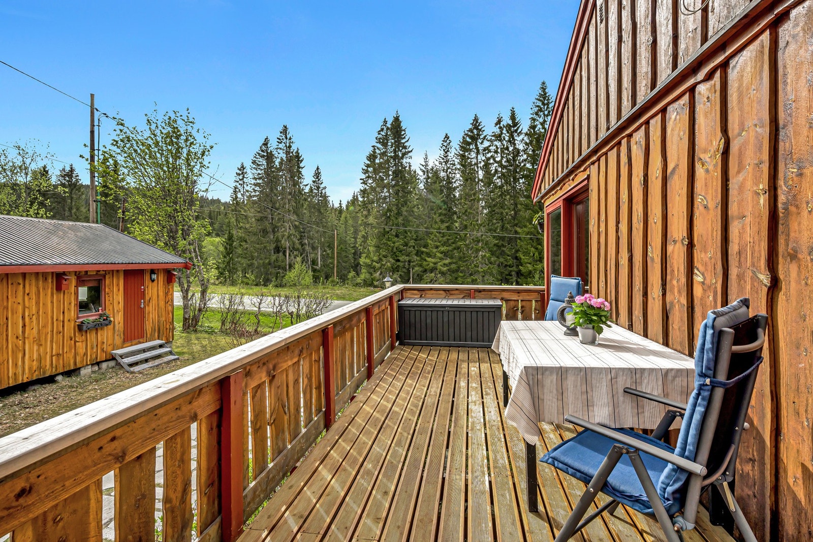 Fra stuen har man direkte utgang til herlig veranda på 13 kvm. Galleribilde