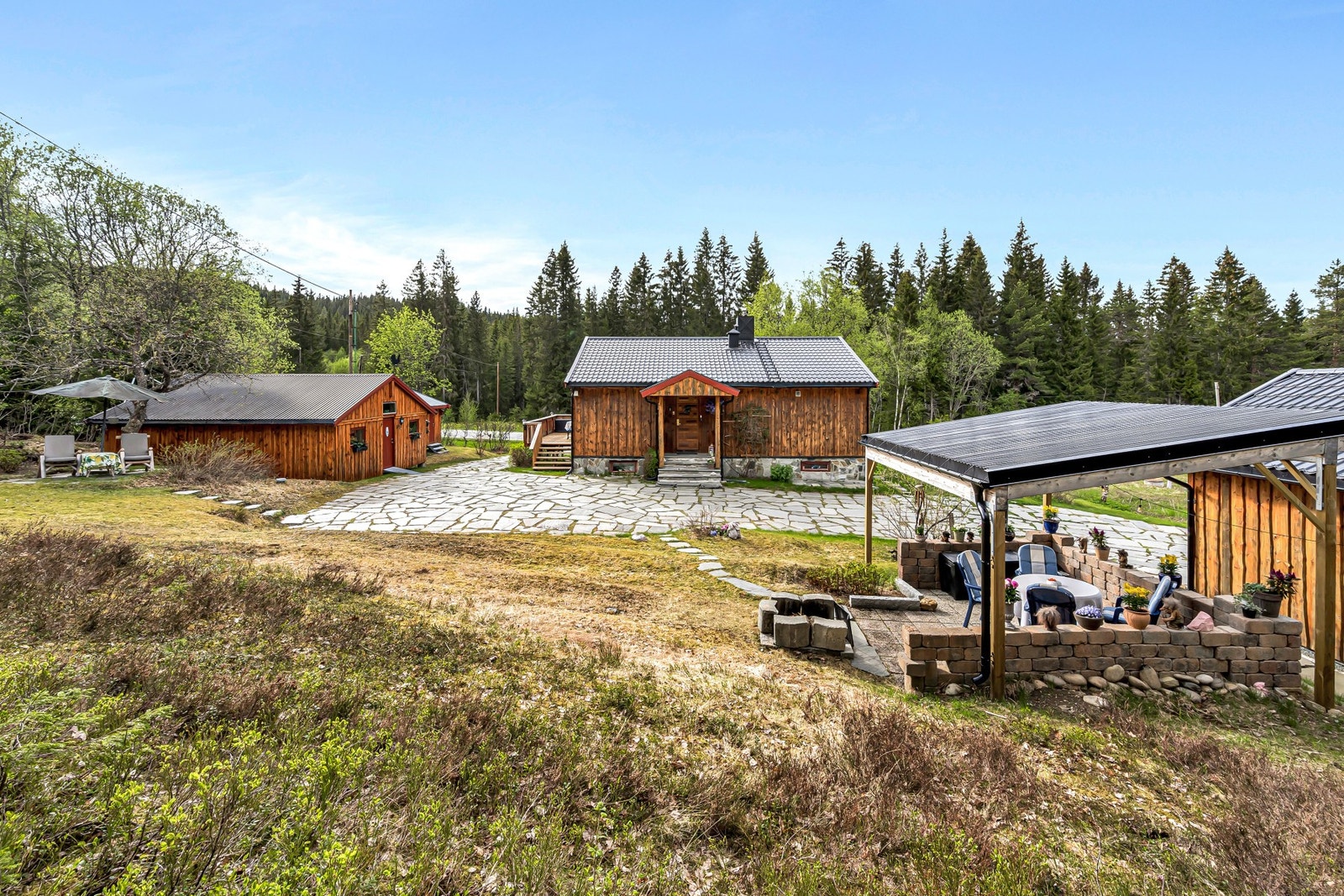 Eiendommen på Bratsberg består av enebolig med tilleggshus og garasje. Galleribilde
