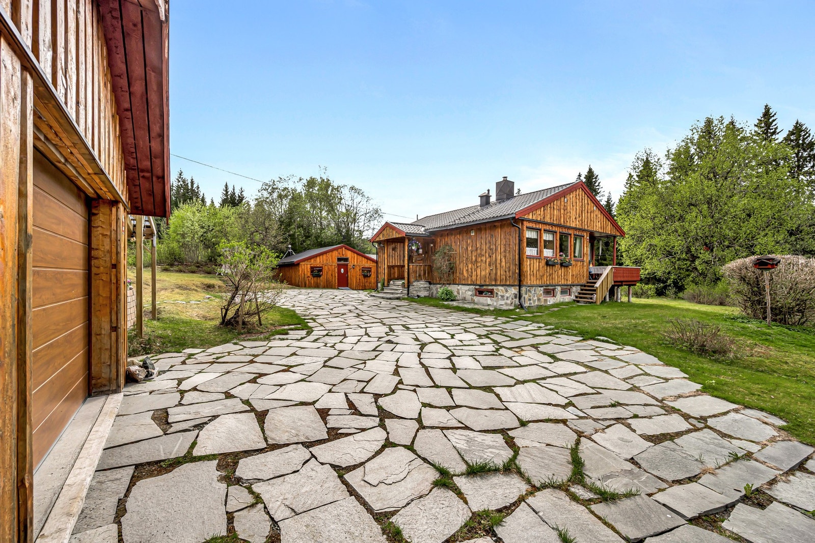 EiendomsMegler 1 ved Markus Tangvik har gleden av å presentere en unik og landlig eiendom i Engelsåsvegen 203. Galleribilde