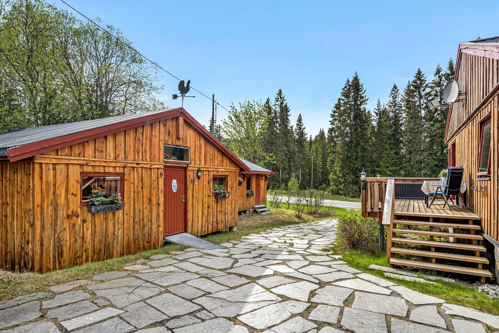 Egen garasje på eiendommens tomt. Galleribilde