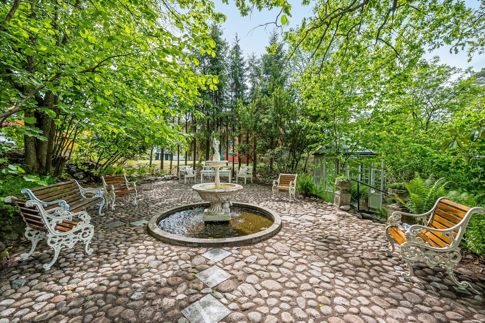 Fontene med flott steinlagt plass. Galleribilde