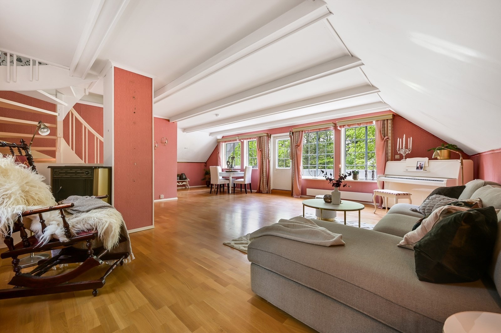 Stue og spisestue i åpen løsning. Galleribilde