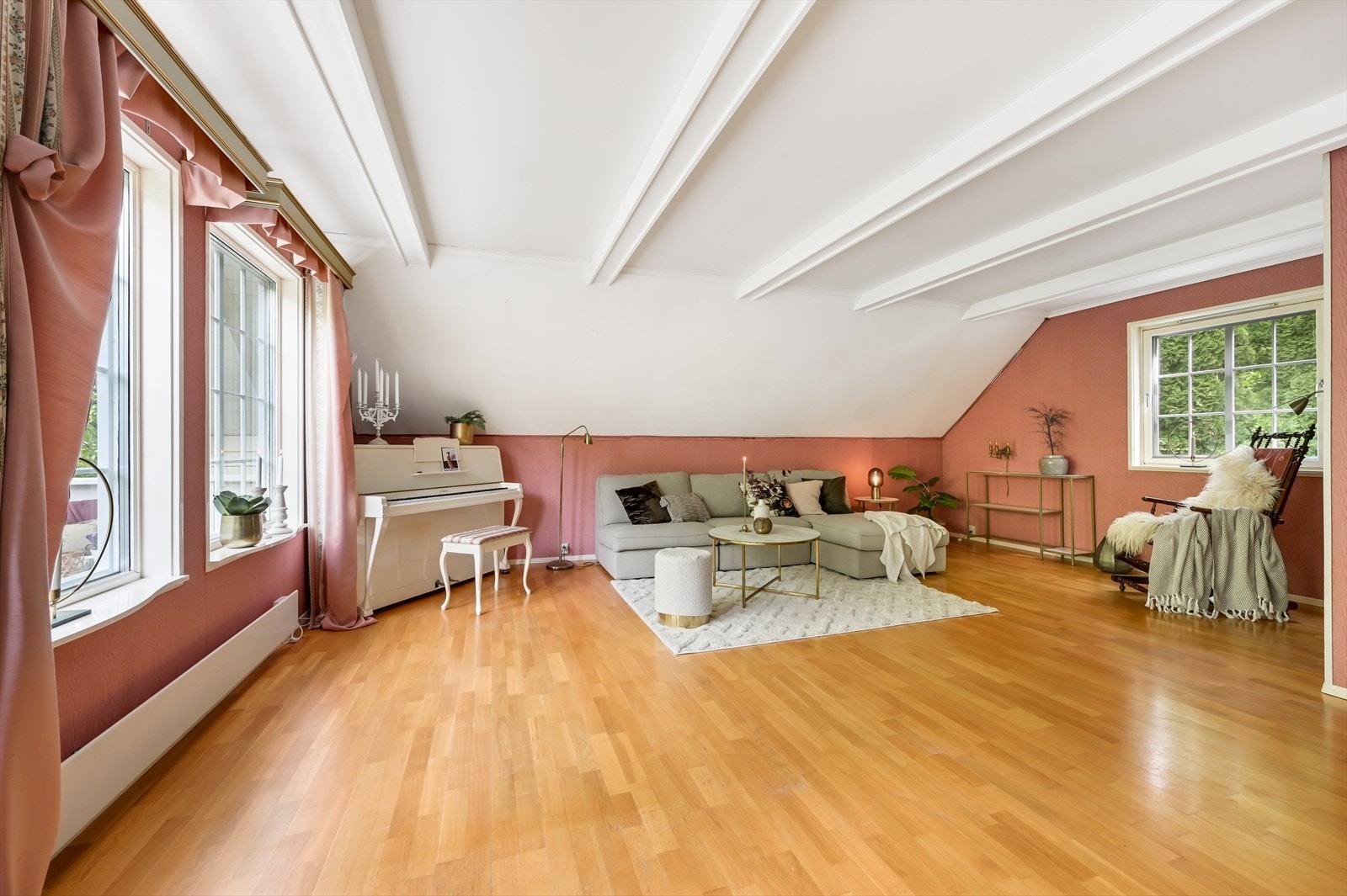 Romslig åpen stue og spisestue i hovedetasje en halv etasje opp fra inngangspartiet. Galleribilde