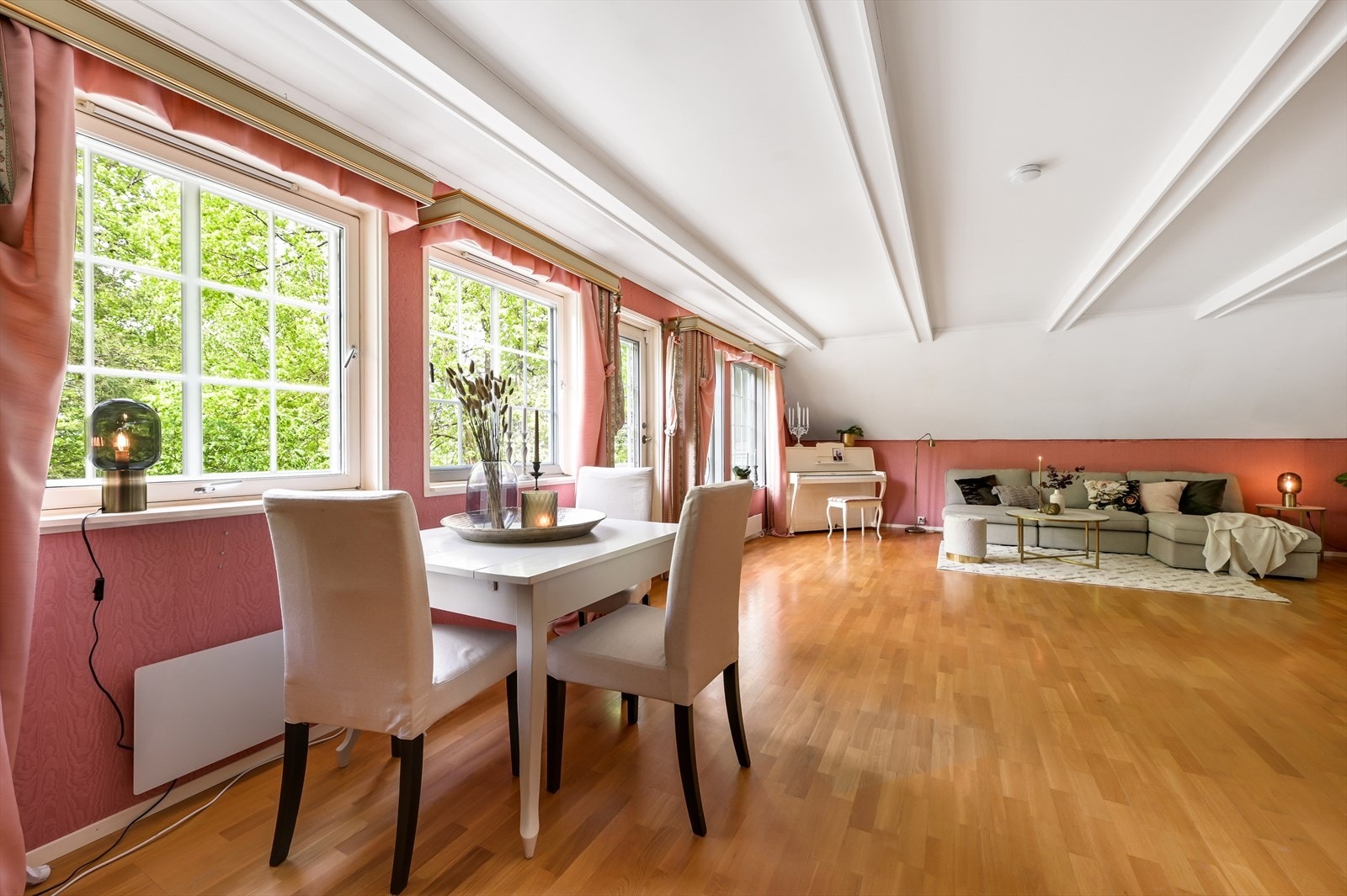 Spisestue og stue med utgang til overbygget veranda. Galleribilde