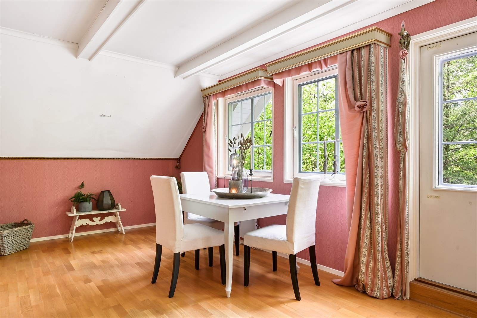 Spisestue med kjøkken til venstre. Galleribilde