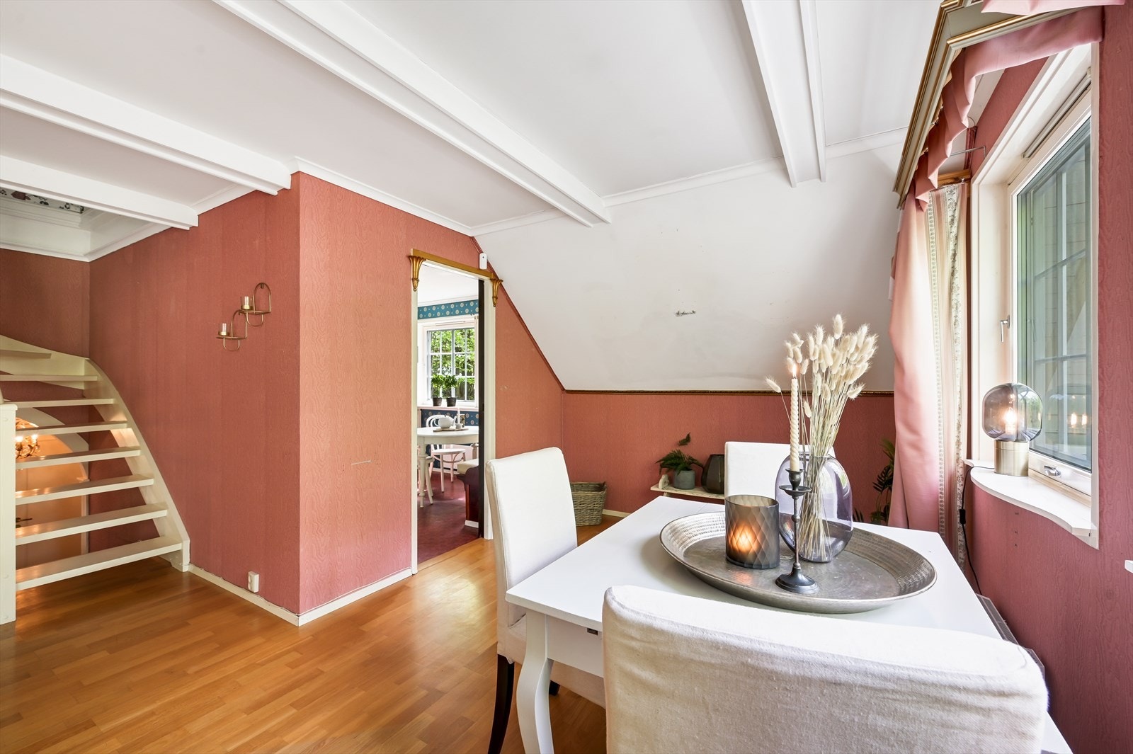 Stue/spisestue med trapp til loftsstue. Galleribilde