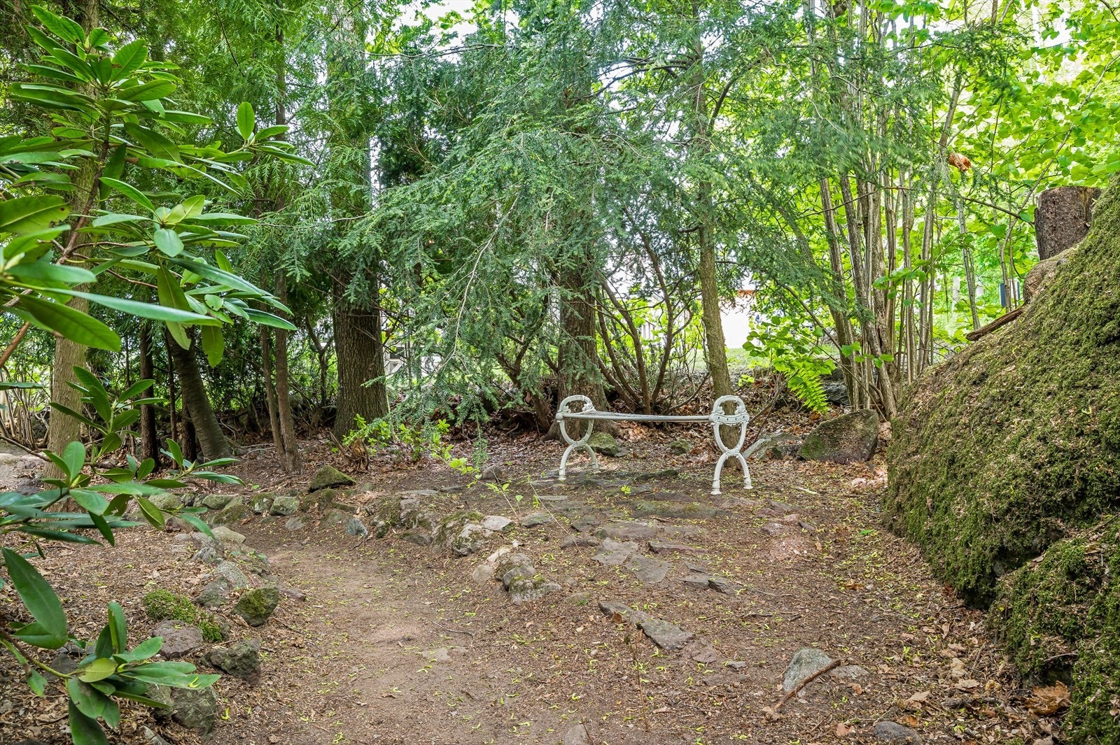 En idyllisk og usjenert hage. Galleribilde