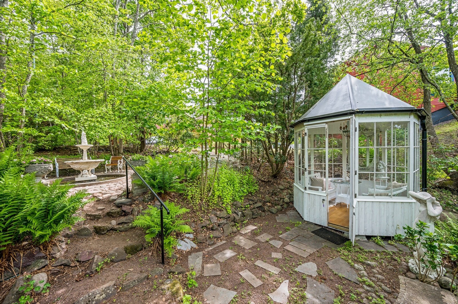 Hage i flere nivåer, med en passende uteplass til alle tider på dagen. Galleribilde