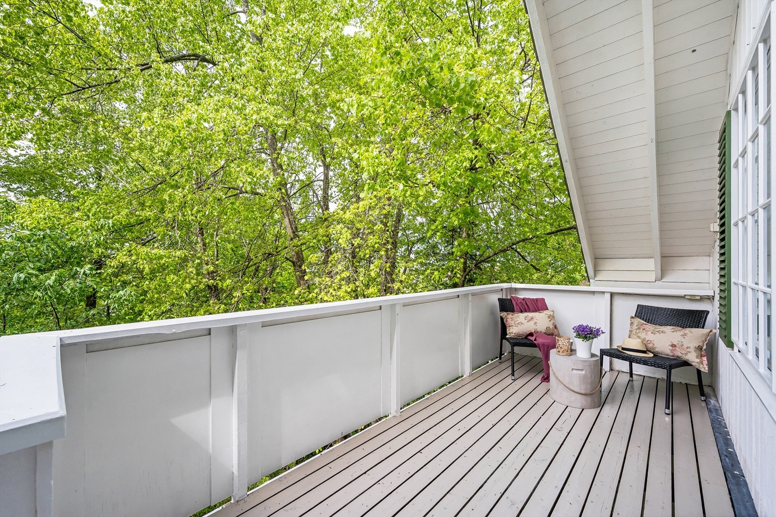 Usjenert og solrik veranda med utgang fra stue. Galleribilde