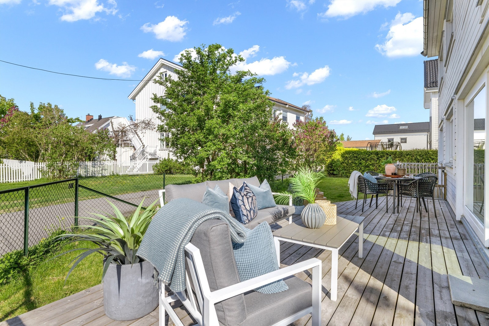 Vestvendt terrasse og hage Galleribilde