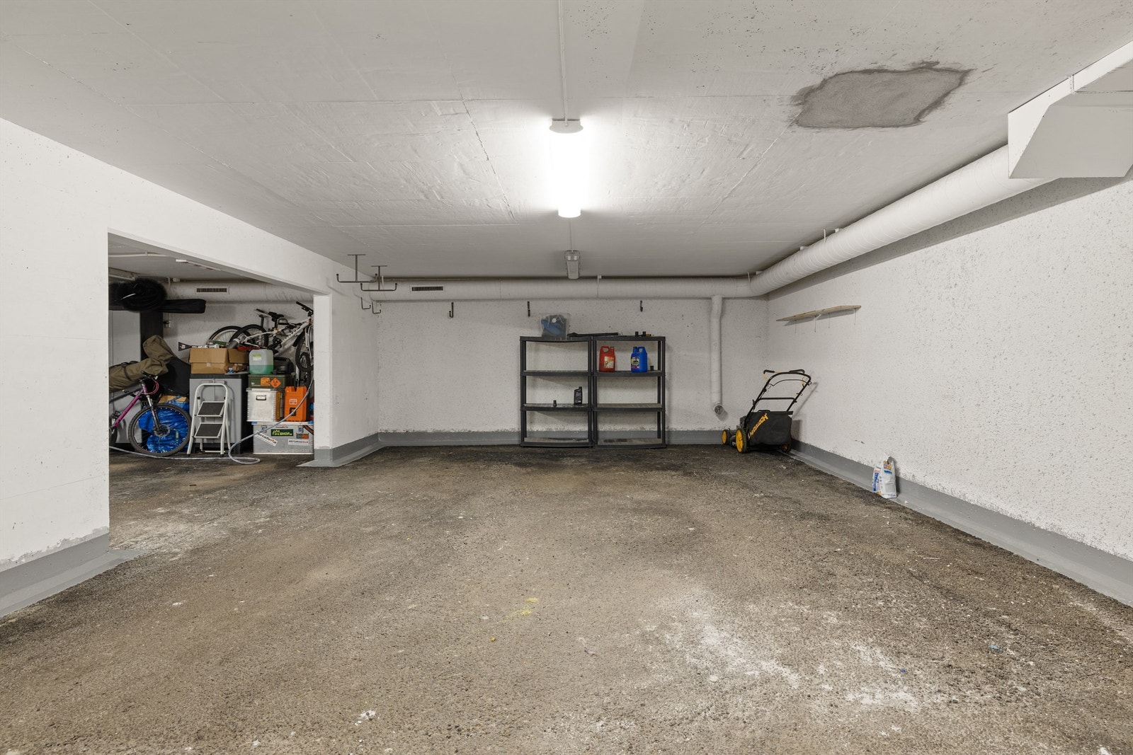 Boligen disponerer 2 garasjeplasser i felles garasjeanlegg. Direkte innvendig adkomst fra garasjeanlegget til boligen Galleribilde