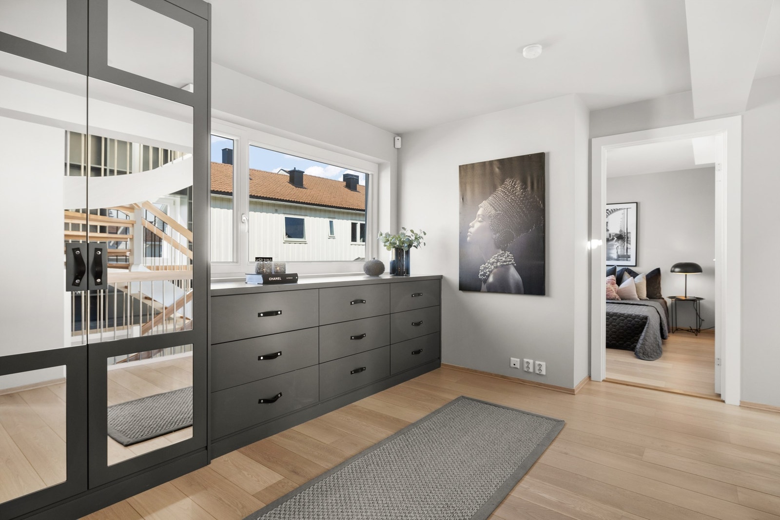 Allrom i 2. etasje med plassbygget innredning Galleribilde