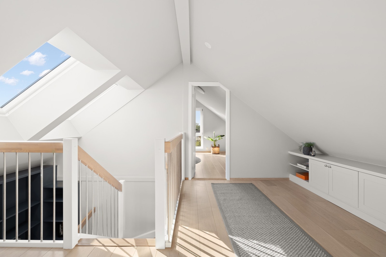 Allrom i loftetasjen med plassbygget innredning Galleribilde