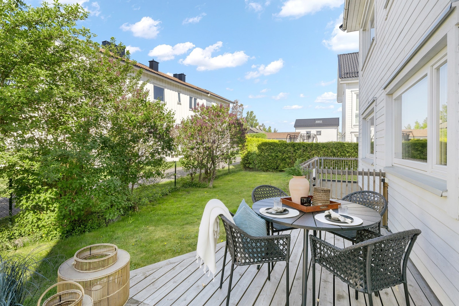 Vestvendt terrasse og hage Galleribilde